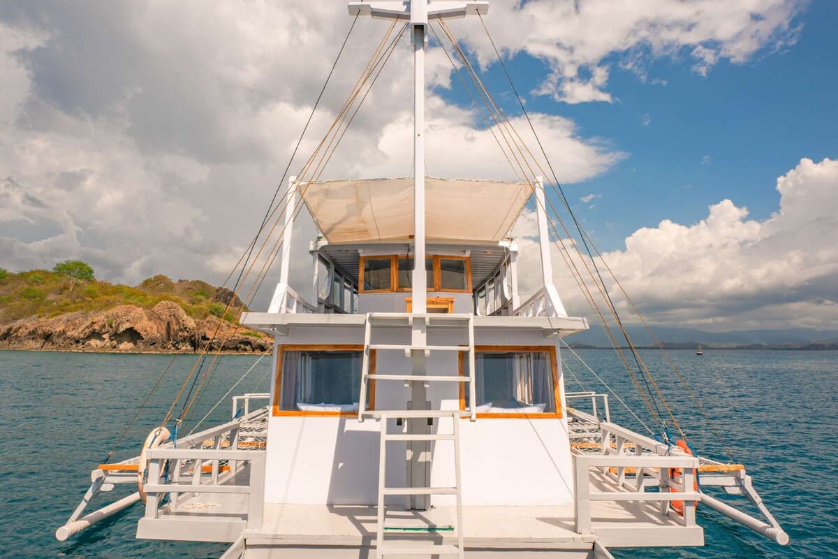 Sundeck in IJC Phinisi - BoatKomodoTrip