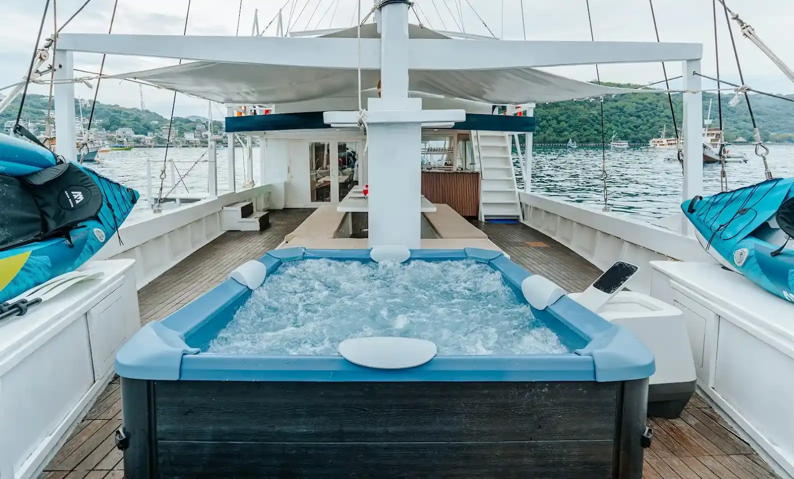 Tara Phinisi Cruise Boat Charter | Jacuzzi | Komodo Tour | Boat Komodo Trip