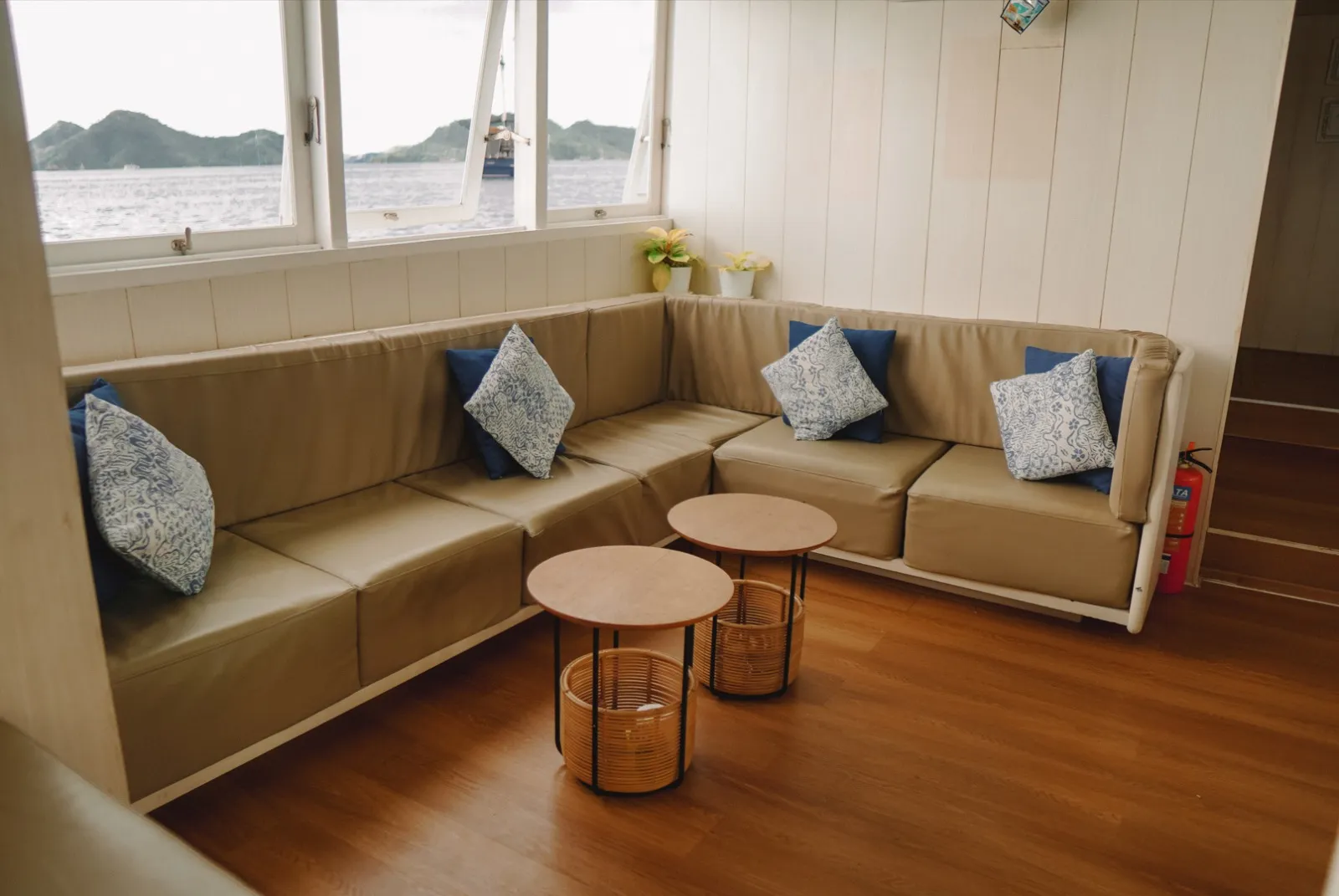 Tara Lounge area - BoatKomodoTrip