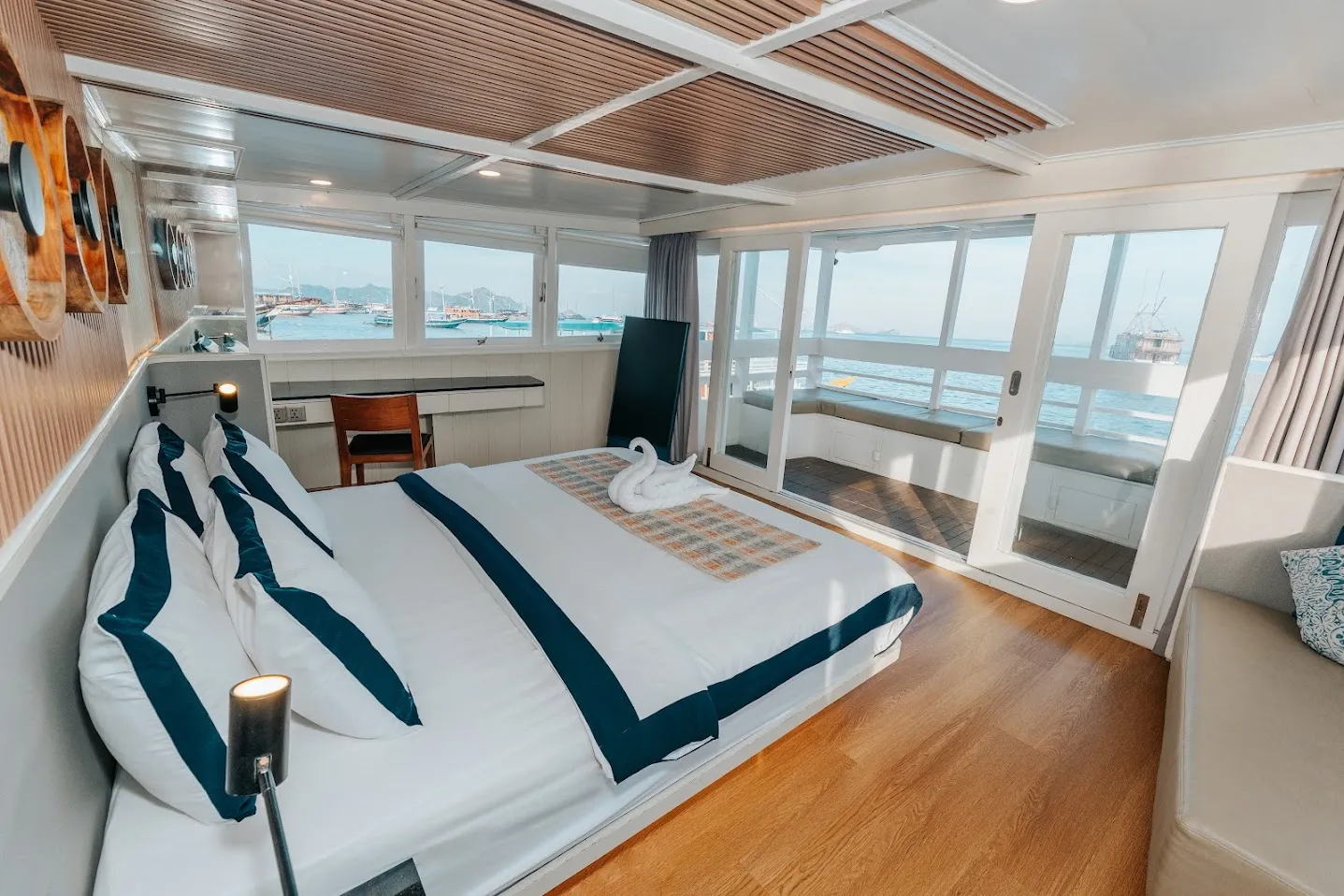 Tara Phinisi Cruise Boat Charter | Tara Master Cabin | Boat Komodo Trip