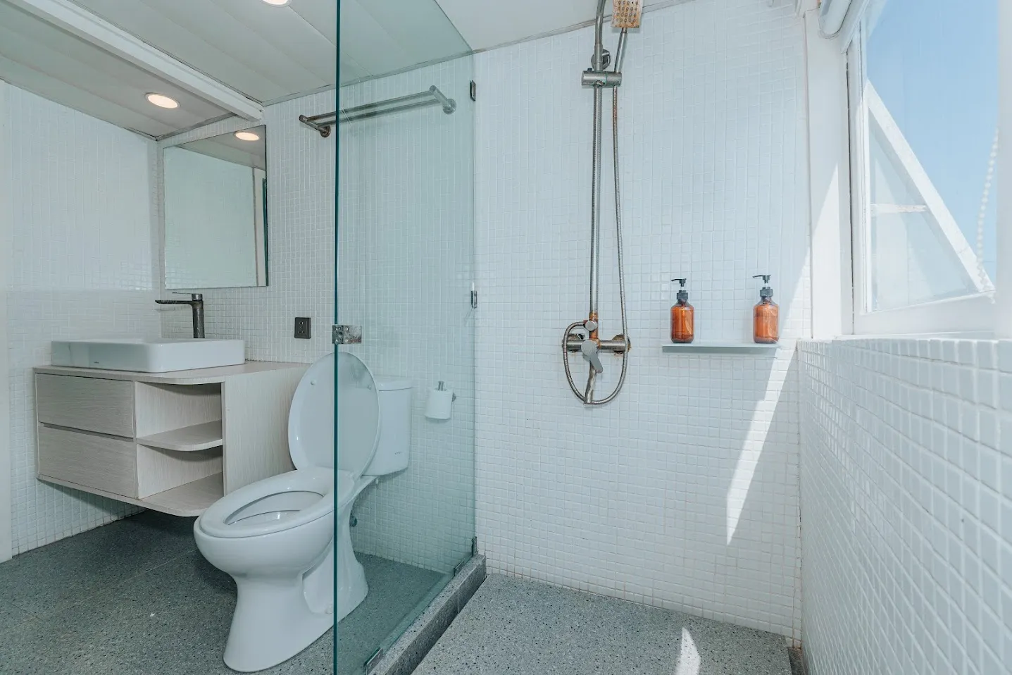 Tara Phinisi Cruise Boat Charter | Tara Master Cabin Bathroom | Boat Komodo Trip