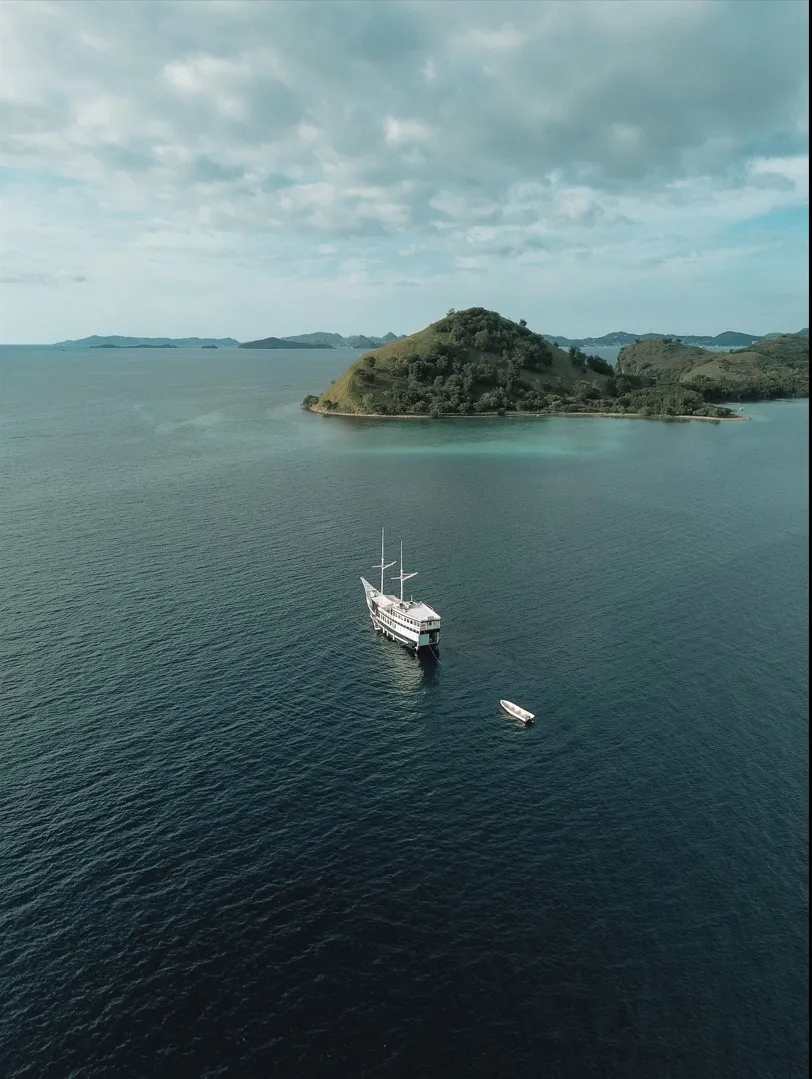 Tara Exterior - BoatKomodoTrip