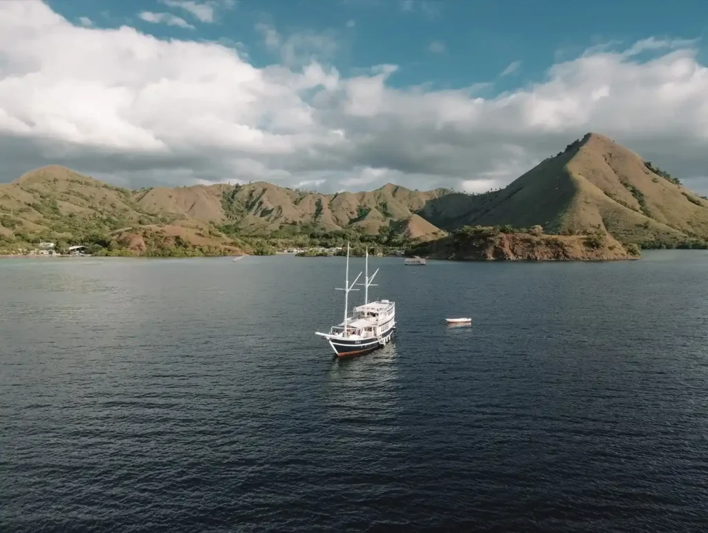 Tara Exterior - BoatKomodoTrip