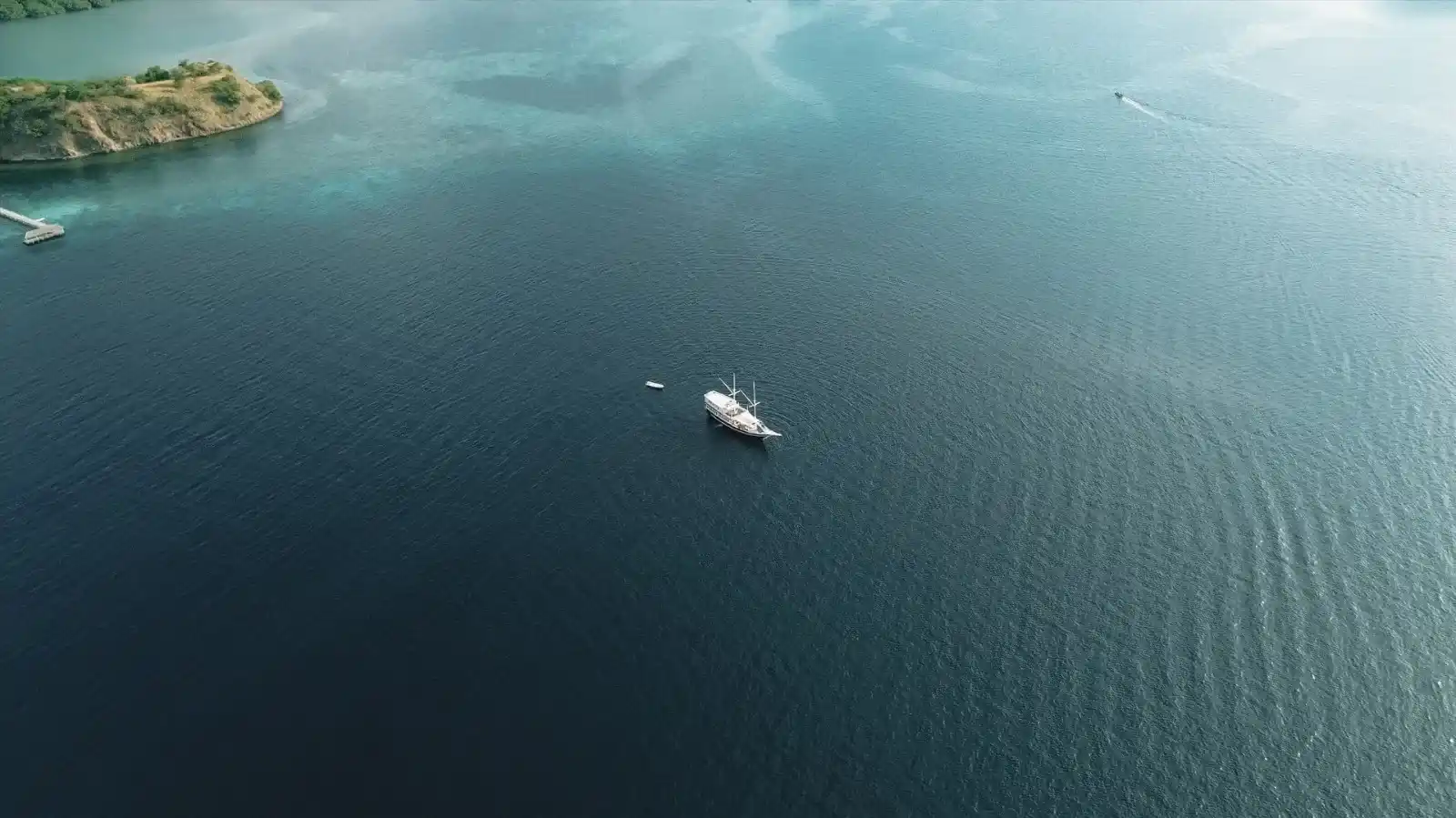 Tara Exterior - BoatKomodoTrip