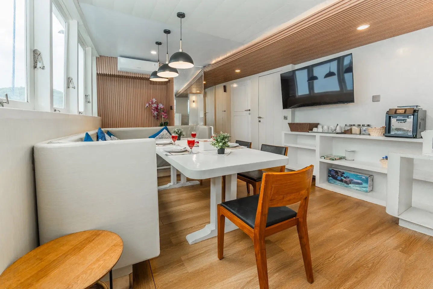 Tara Phinisi Cruise Boat Charter | Tara Indoor Dining Area | Boat Komodo Trip