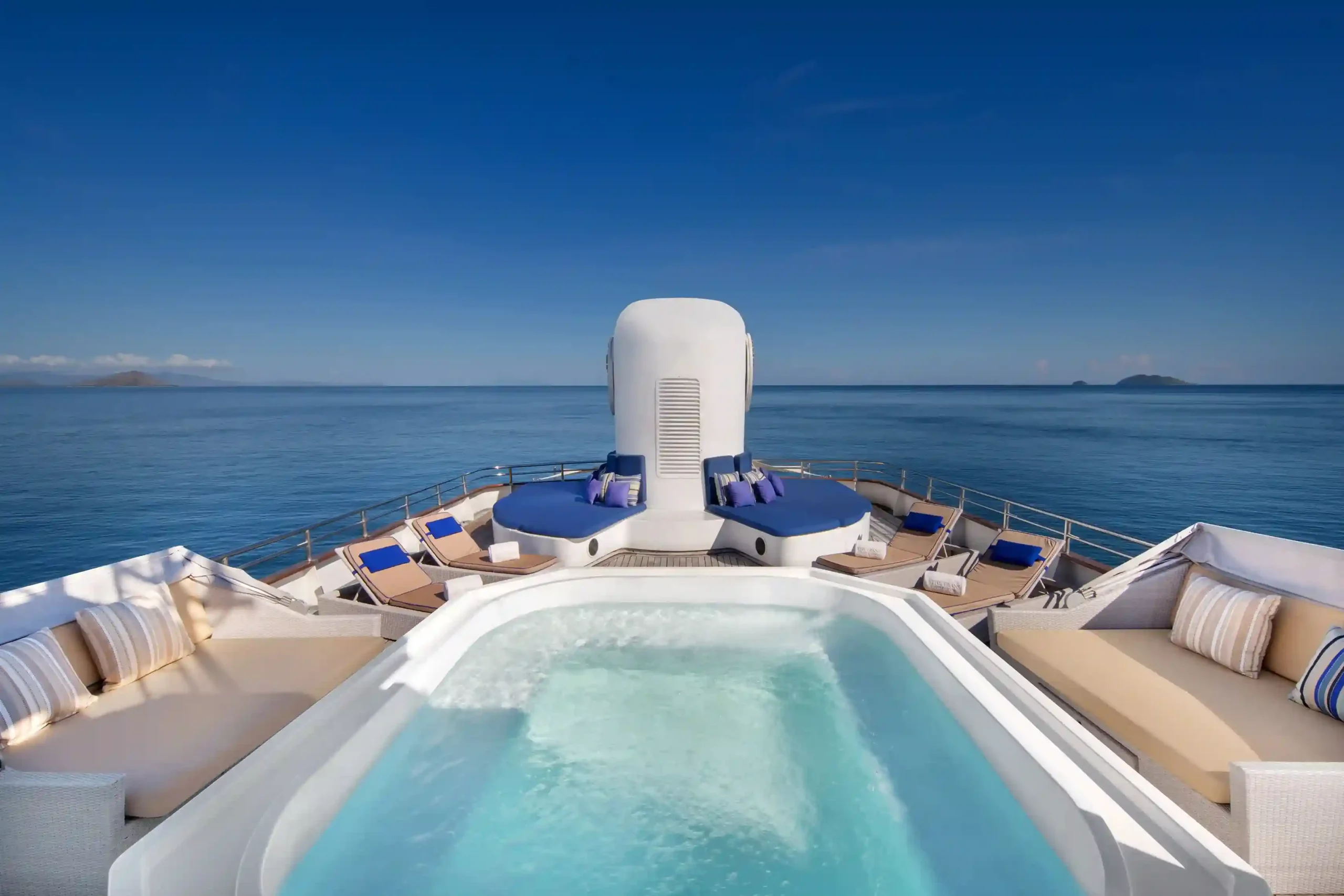 The Trans Yacht Cruise - BoatKomodoTrip