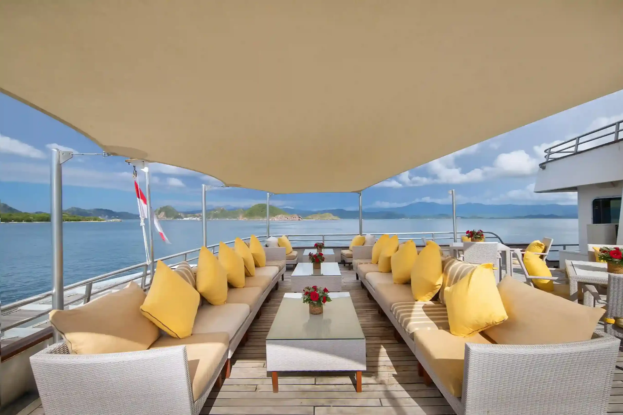 The Trans Yacht Cruise - BoatKomodoTrip