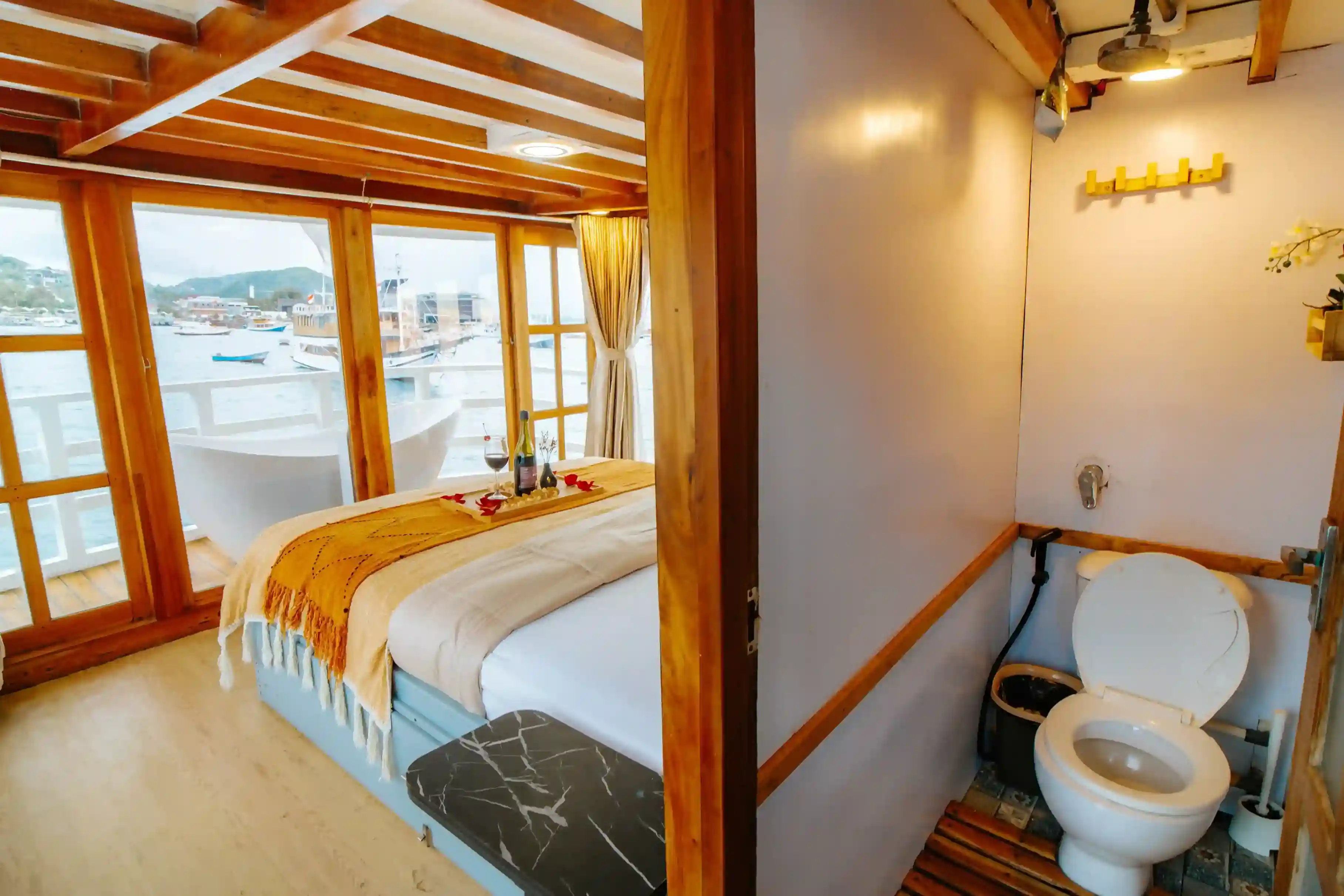 Akassa Yacht Cruise Phinisi - BoatKomodoTrip