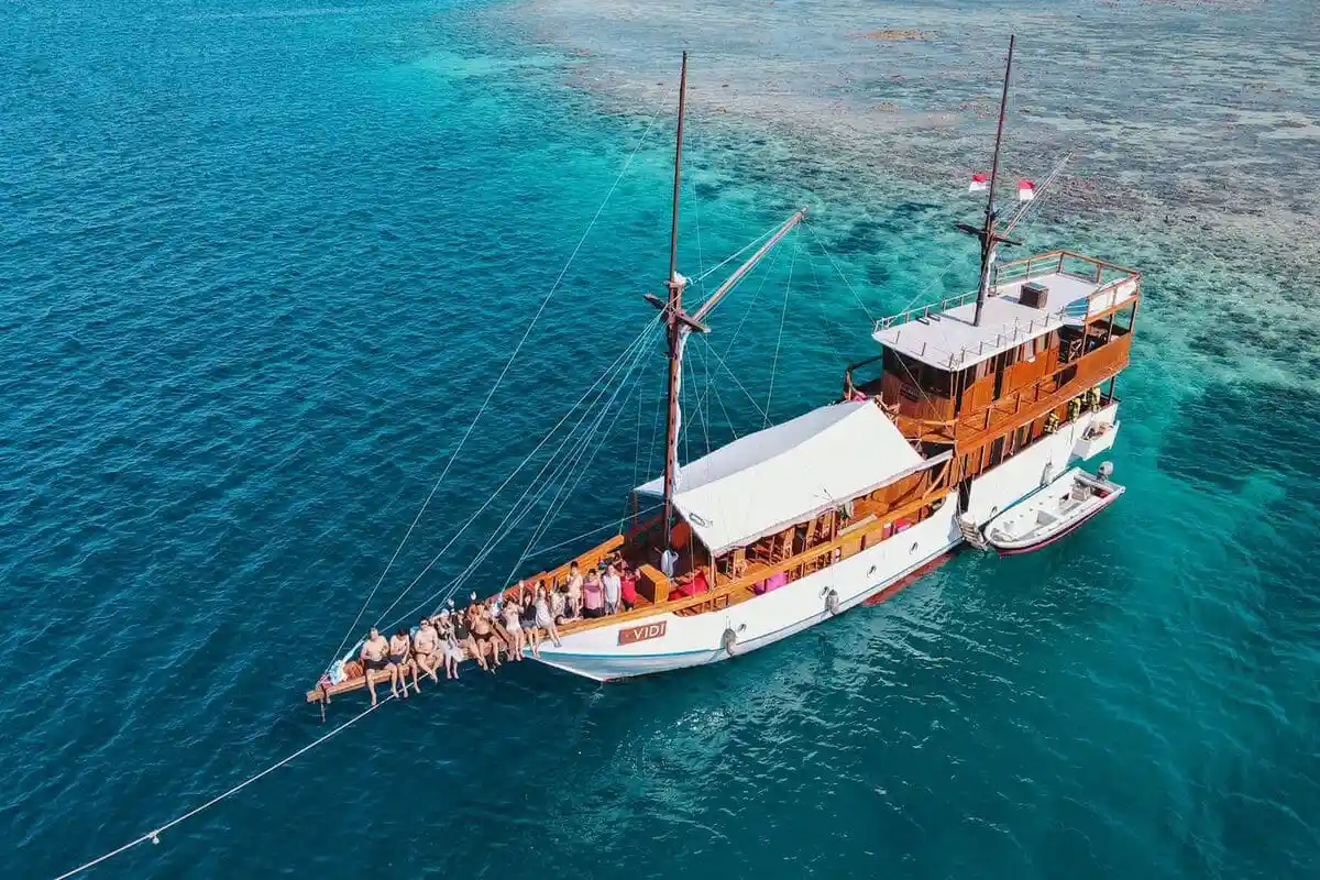 Vidi Phinisi Exterior - Boat Komodo Trip