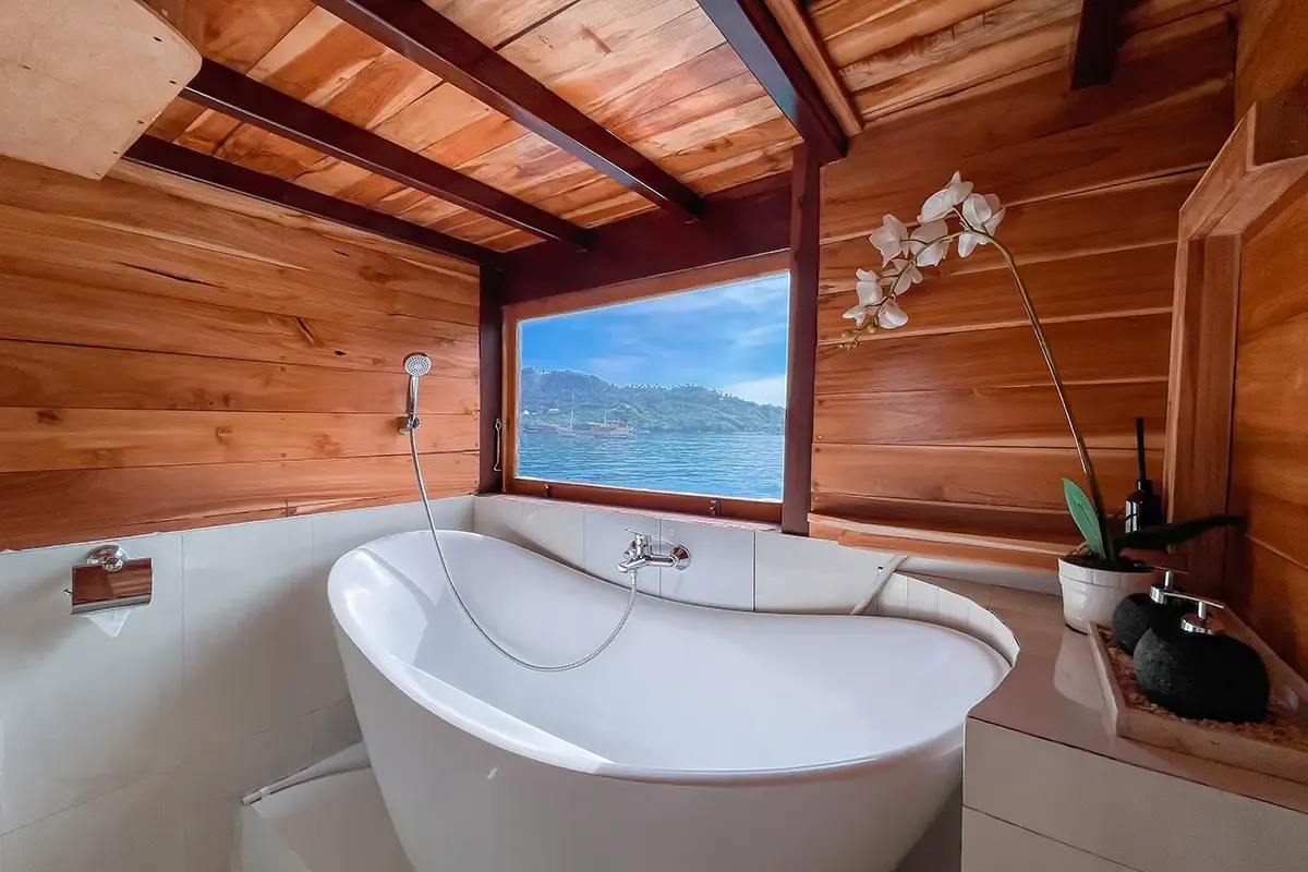 Vinca Voyage Phinisi Boat Charter | Vinca Western Room Bathroom | Boat Komodo Trip