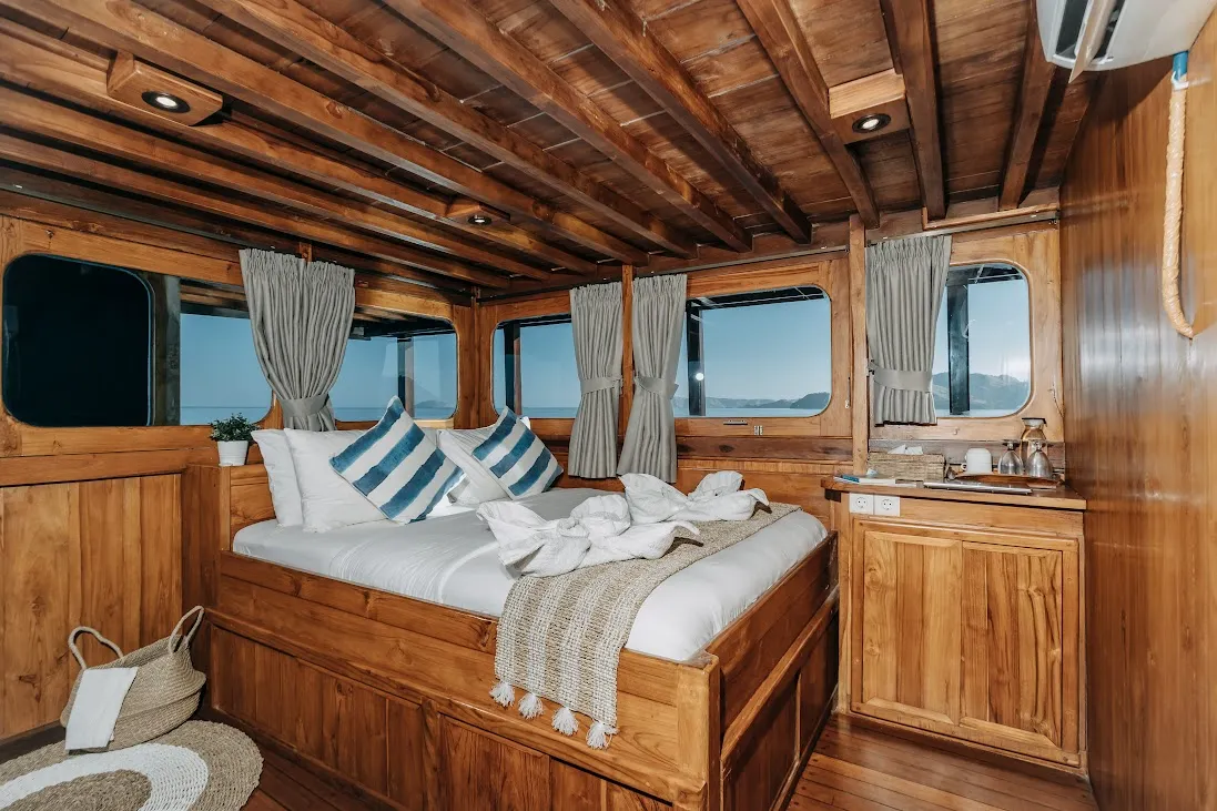 Master Cabin Adishree Phinisi Boat Charter | Boat Komodo Trip