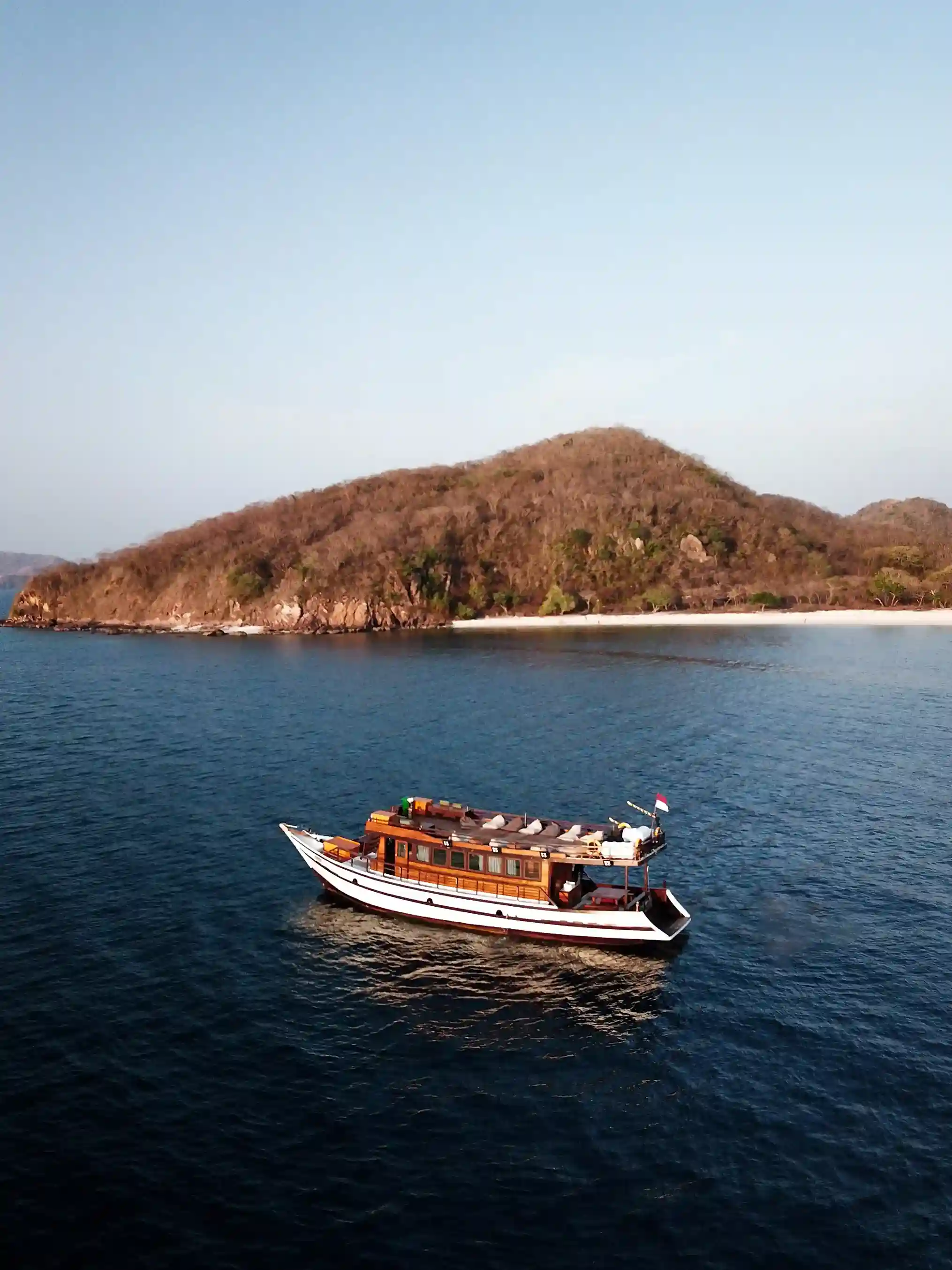 Delilah Yacht Cruise Phinisi - BoatKomodoTrip