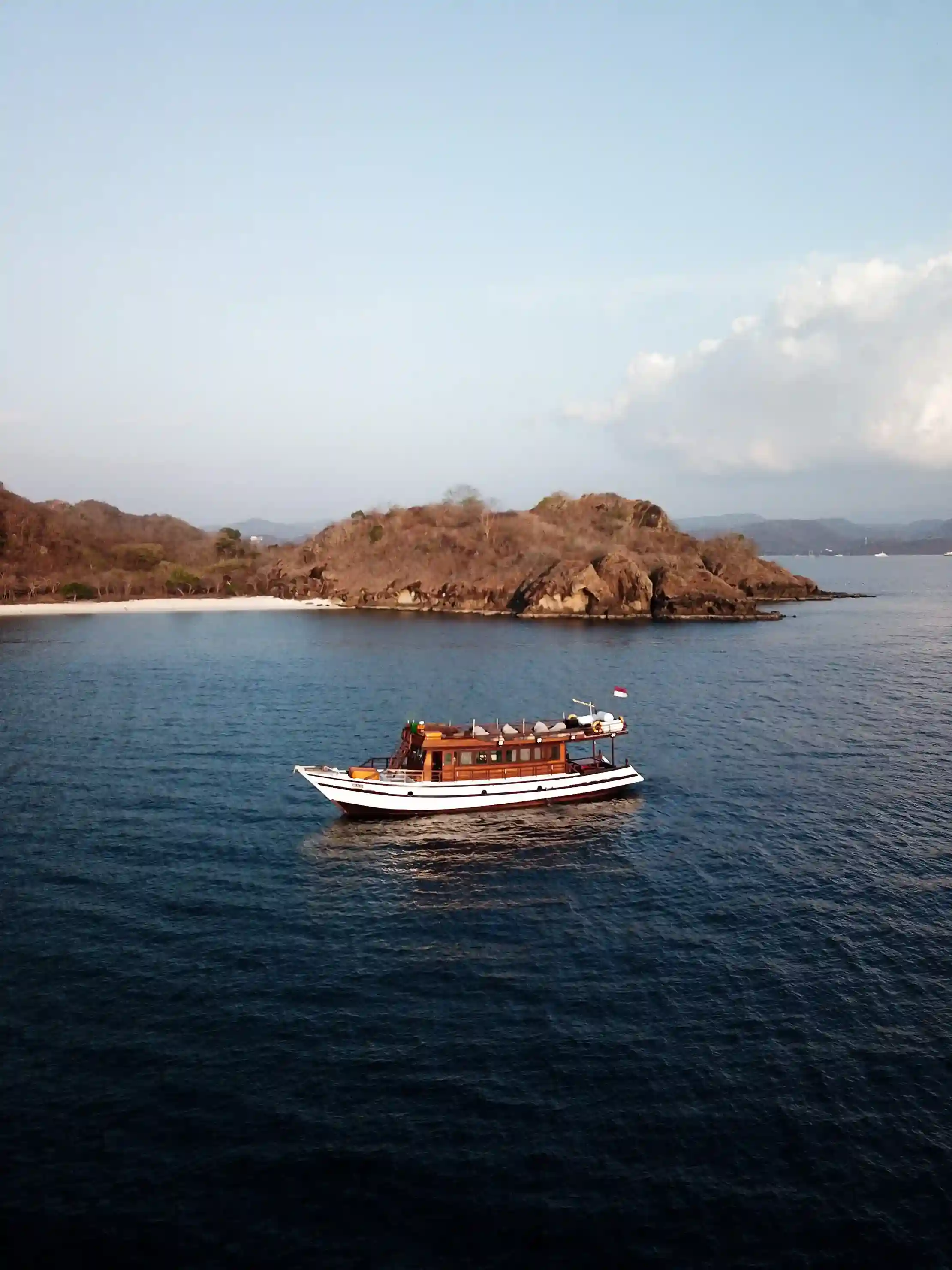 Delilah Yacht Cruise Phinisi - BoatKomodoTrip