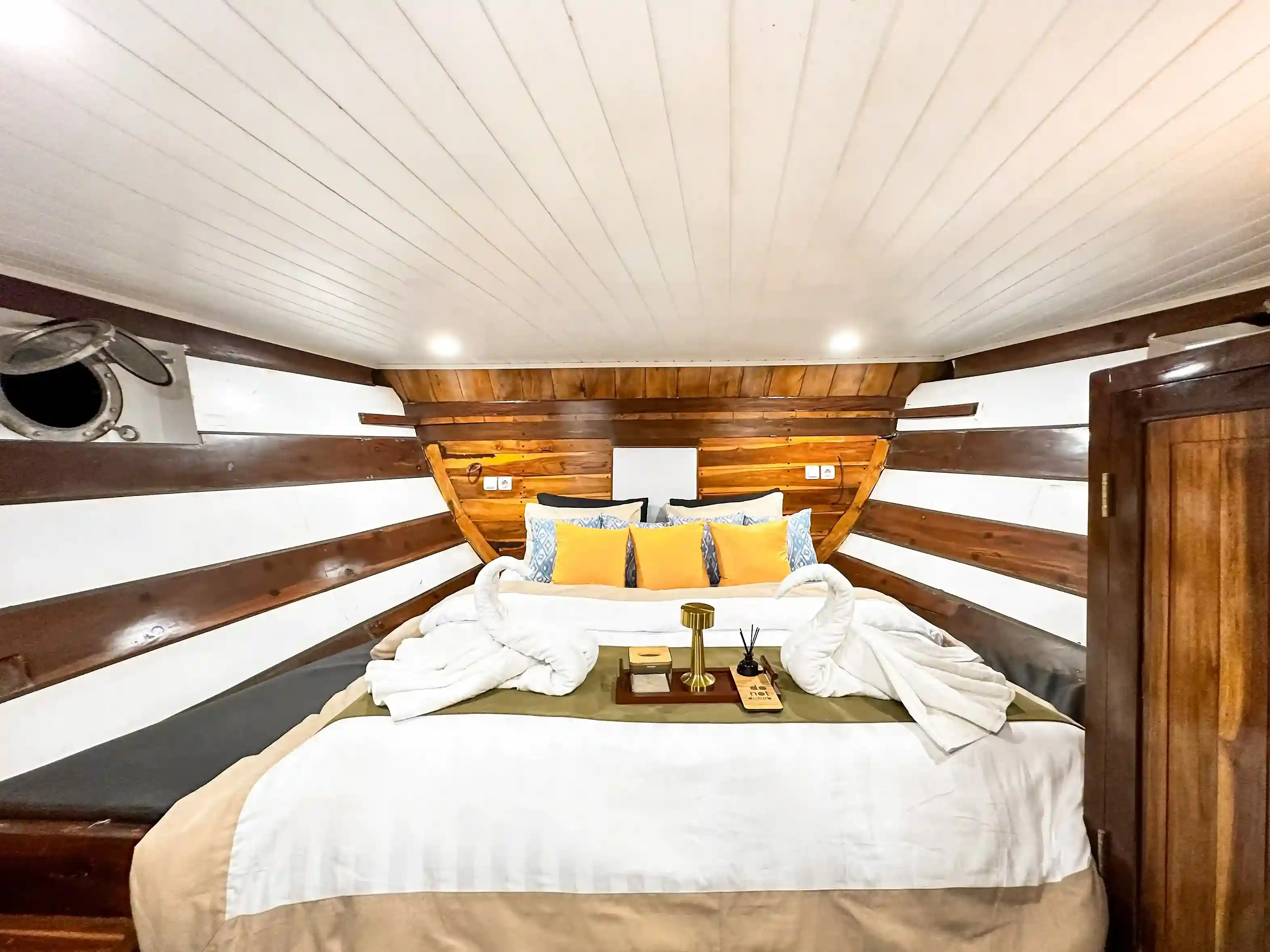 Delilah Yacht Cruise - BoatKomodoTrip