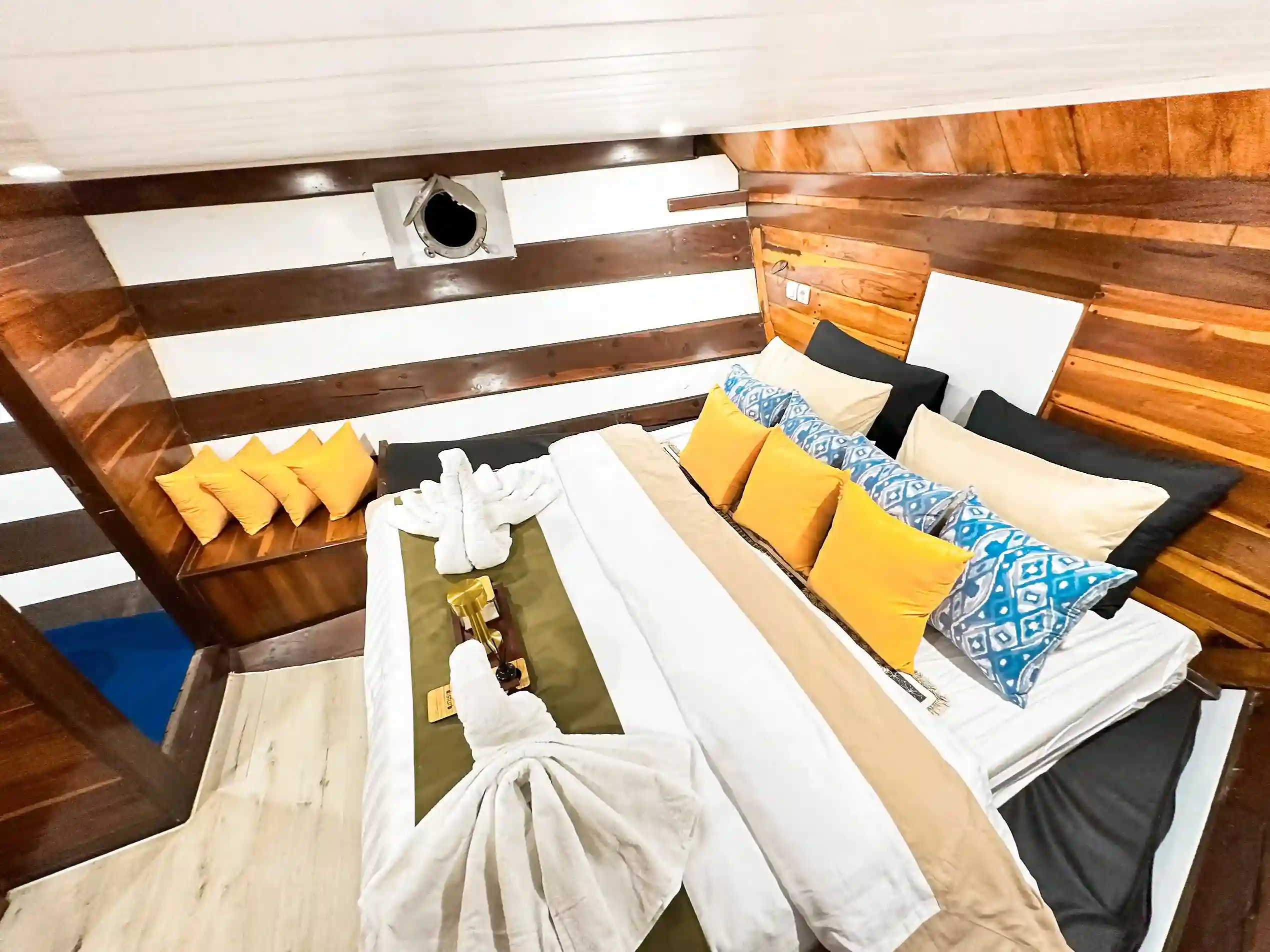 Delilah Yacht Cruise - BoatKomodoTrip