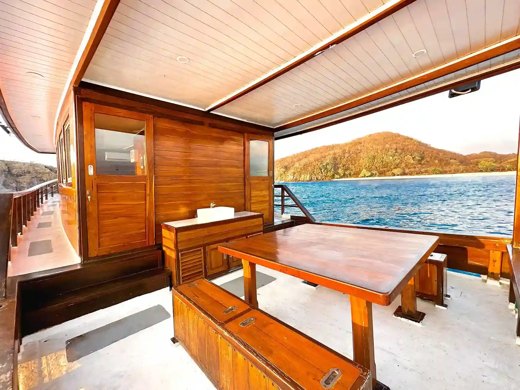 Delilah Yacht Cruise Phinisi - BoatKomodoTrip