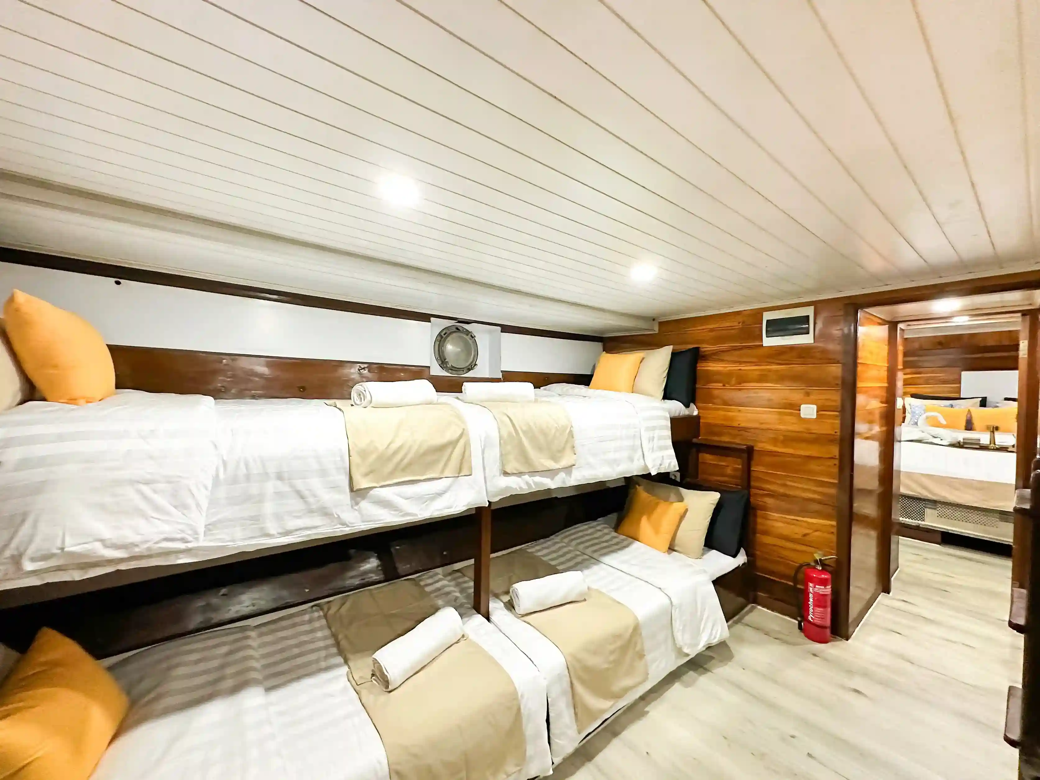 Delilah Yacht Cruise - BoatKomodoTrip