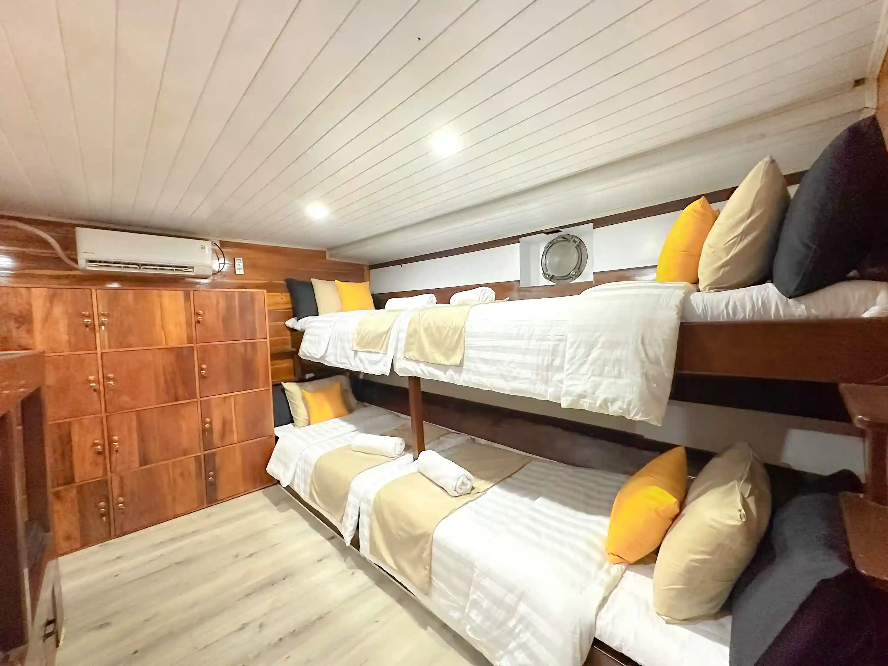 Delilah Yacht Cruise - BoatKomodoTrip