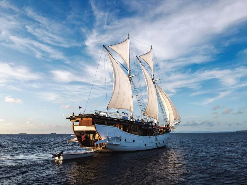 Jakare Liveaboard Phinisi Boat Charter | Jakare Exterior | Raja Ampat Tour | Komodo Tour | Boat Komodo Trip