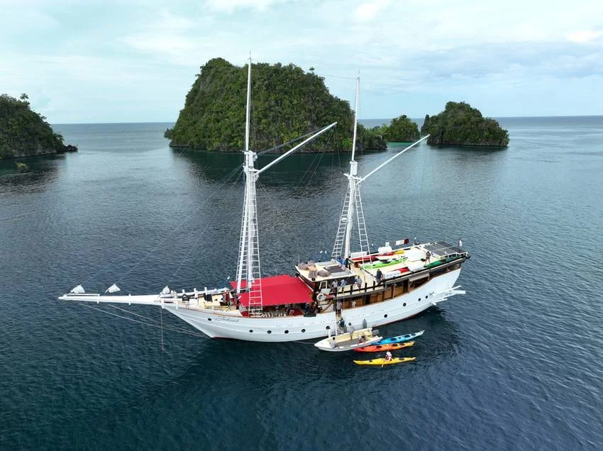 Jakare Liveaboard Phinisi Boat Charter | Jakare Exterior | Raja Ampat Tour | Komodo Tour | Boat Komodo Trip