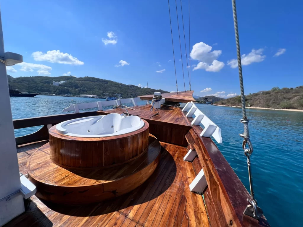 Jacuzzi Lady Grace Cruise - BoatKomodoTrip