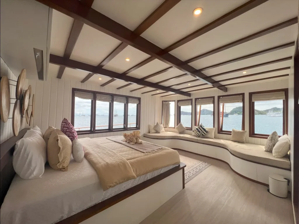 Le Costa Yacht Cruise Master Cabin | Komodo Island Tour | Boat Komodo Trip