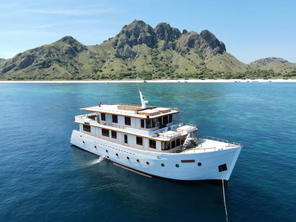 Le Costa Yacht Cruise | Komodo Island Tour | Boat Komodo Trip