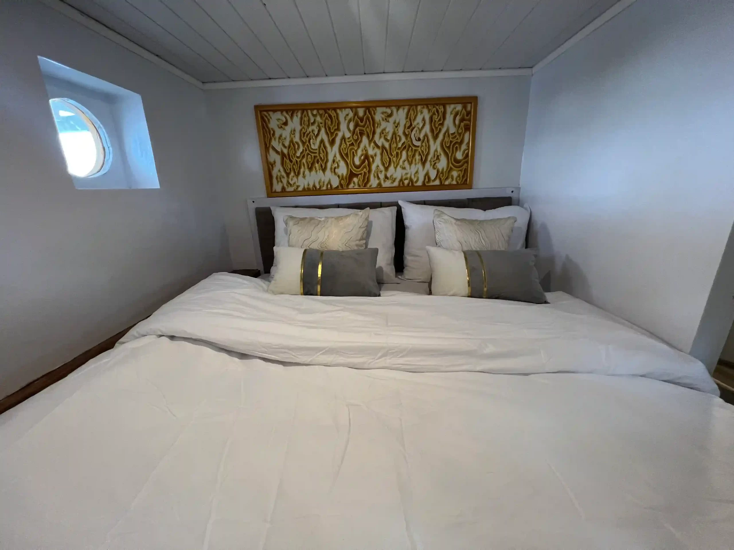 Deluxe Bedroom - Image 3