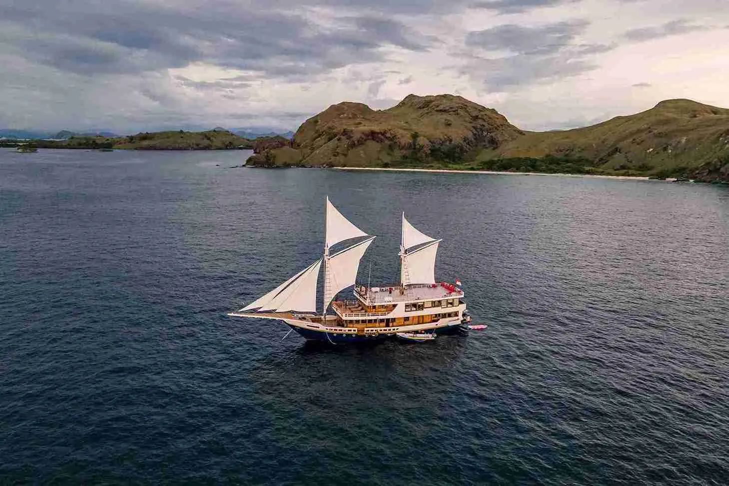 Nusa Kemabara Yacht Cruise