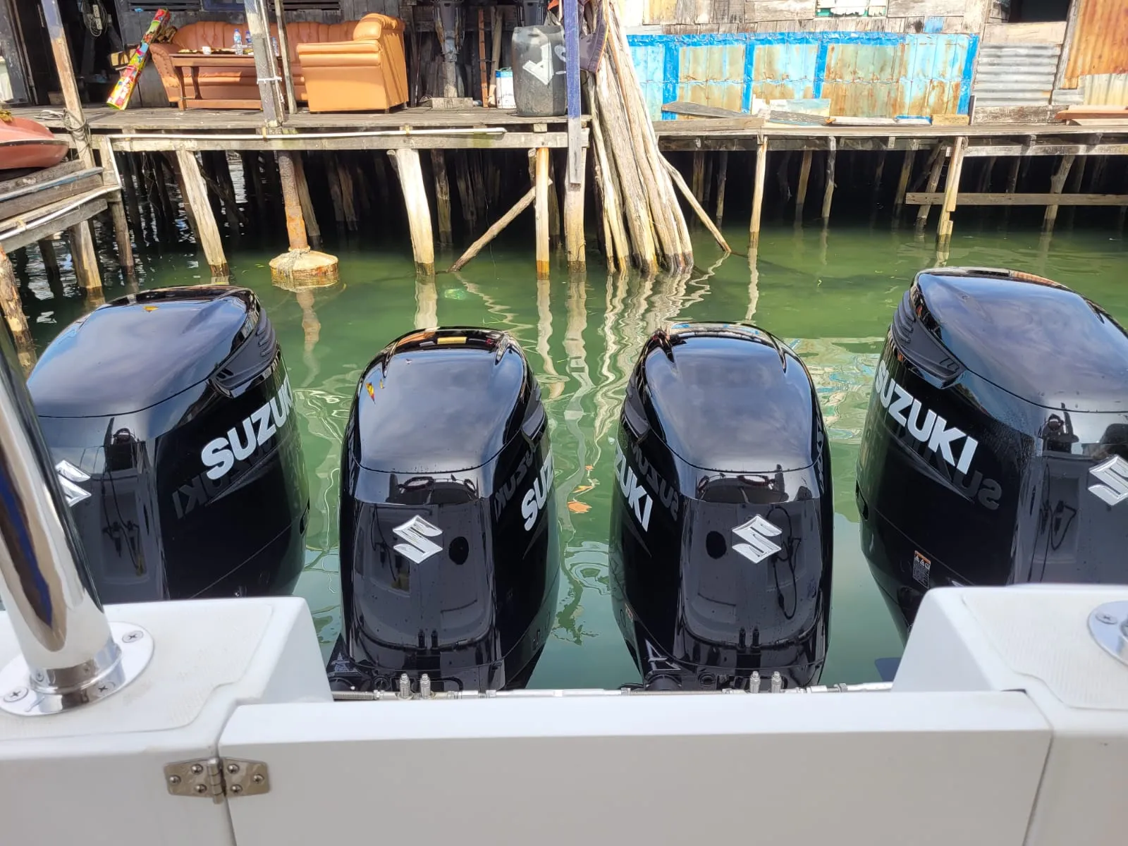 Royal Pesona Speedboat engine - Boat Komodo Trip