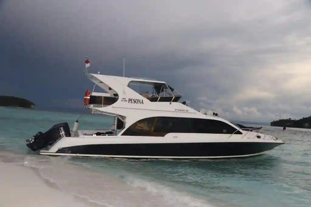 The Pesona Speedboat Exterior - Boat Komodo Trip
