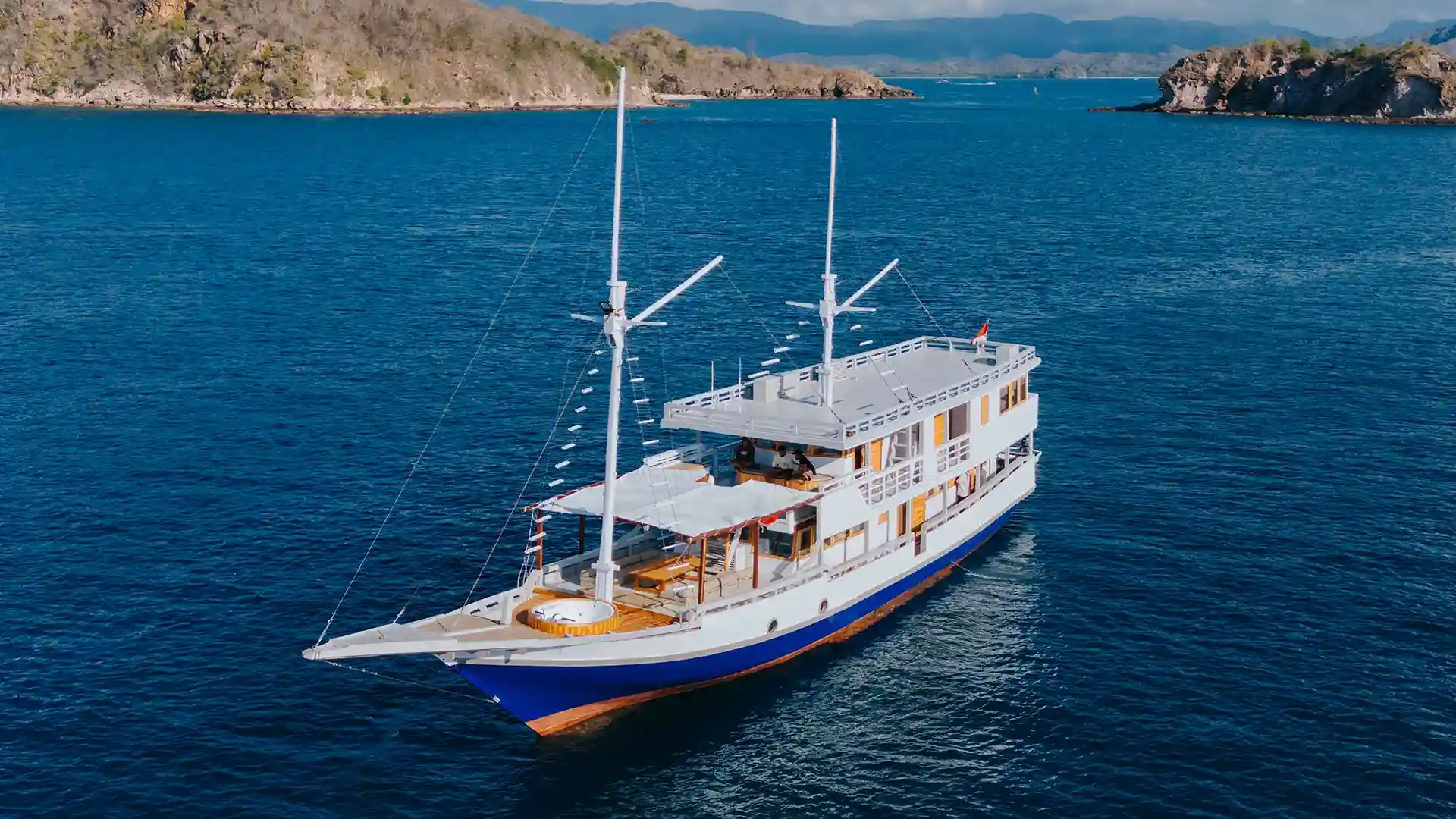 Bombana 2 Yacht Cruise Phinisi - BoatKomodoTrip