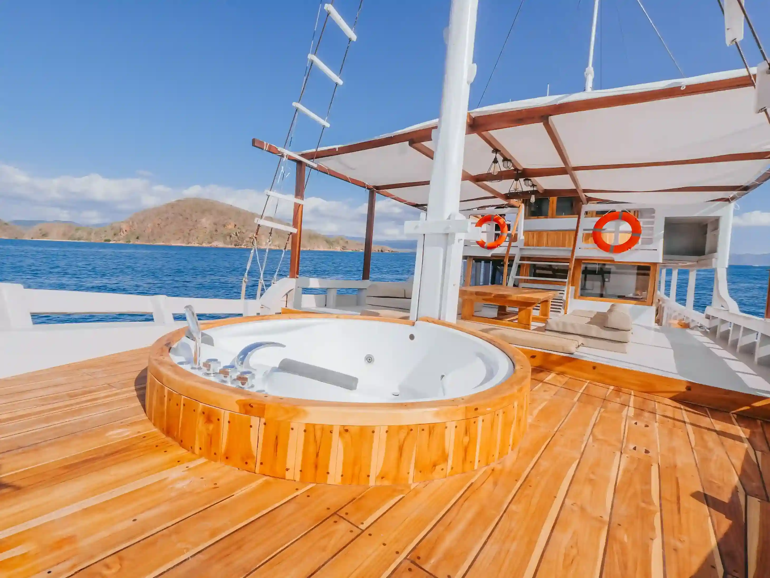 Bombana 2 Yacht Cruise Phinisi - BoatKomodoTrip