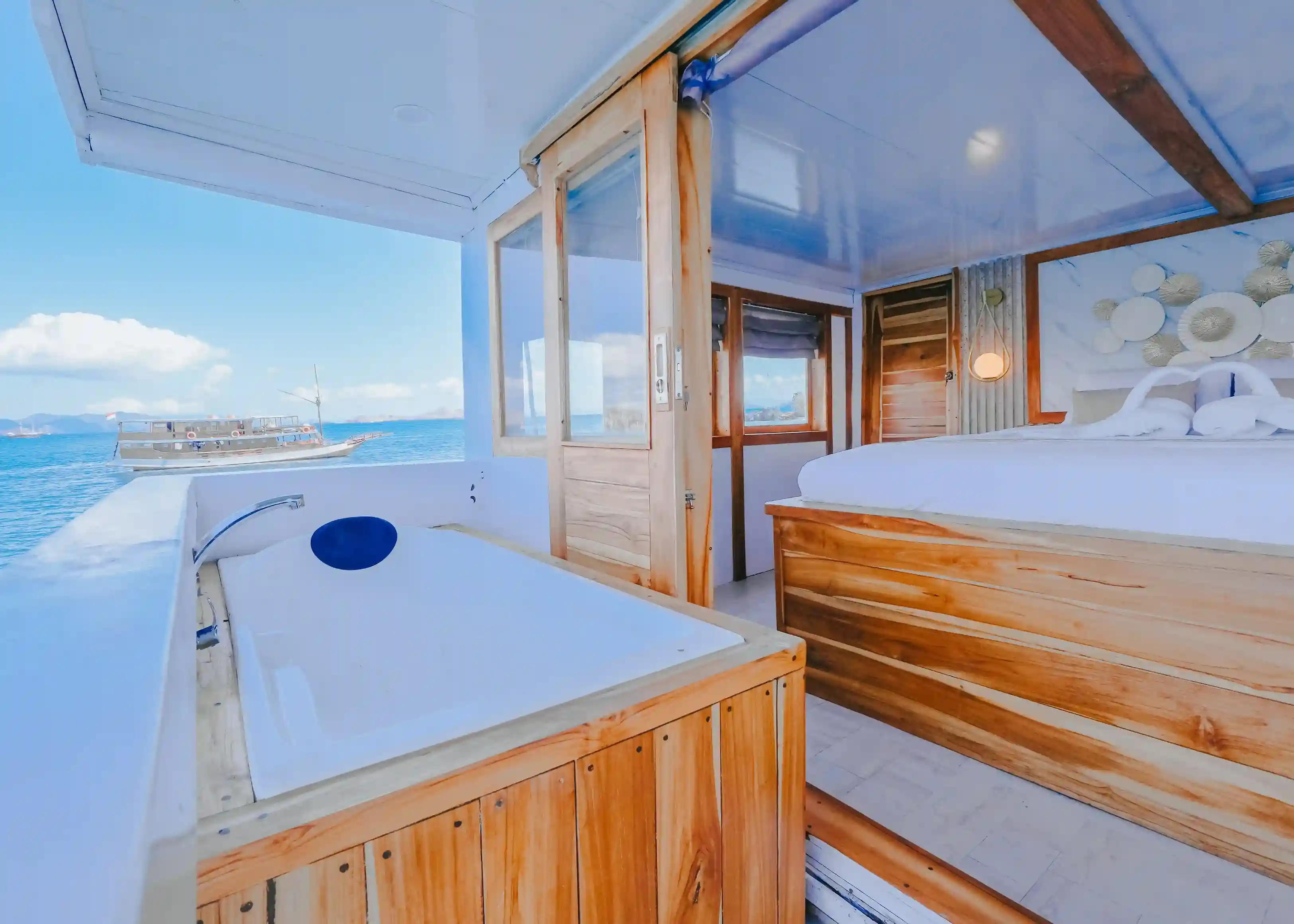 Bombana 2 Yacht Cruise Phinisi - BoatKomodoTrip