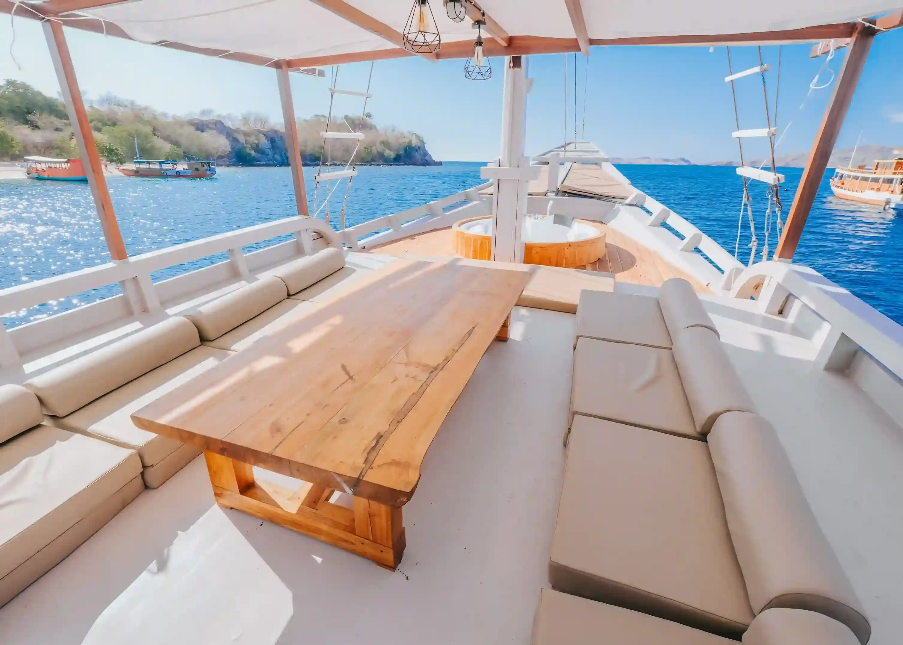 Bombana 2 Yacht Cruise Phinisi - BoatKomodoTrip