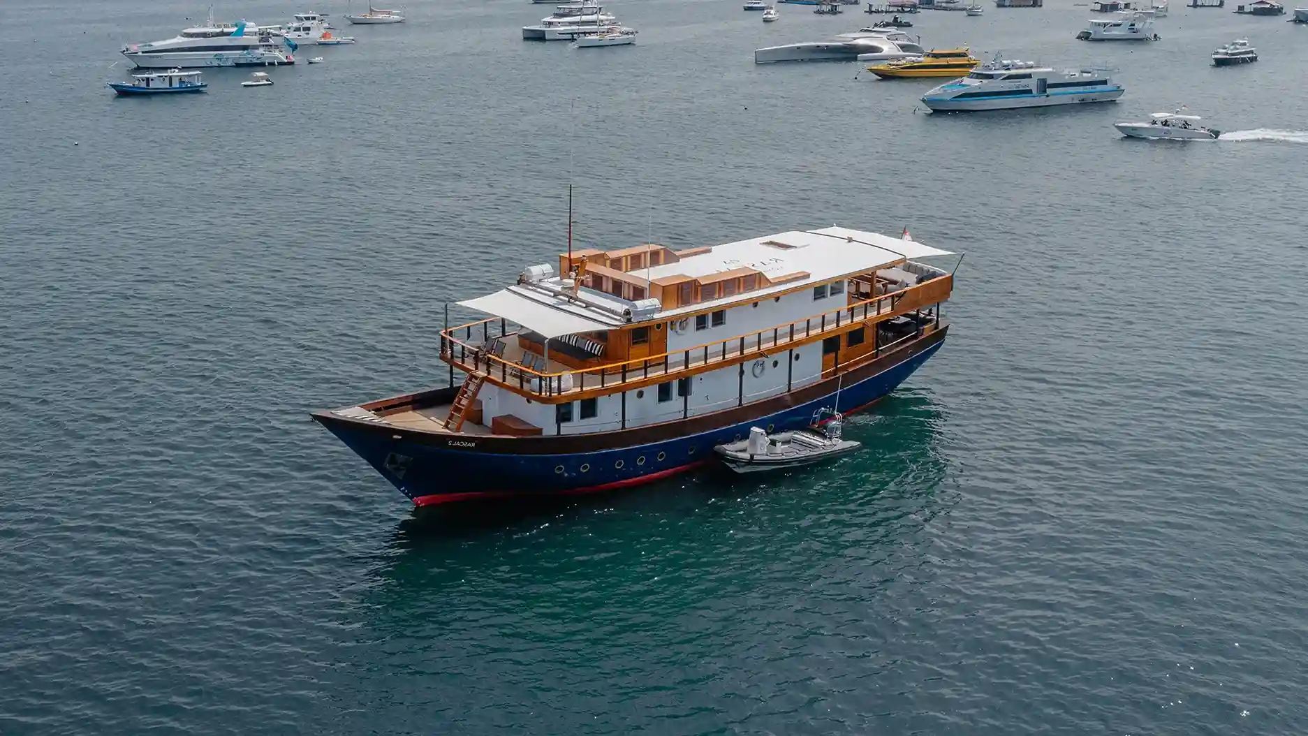 Rascal Yacht Cruise Phinisi | Komodo National Park | Boat Komodo Trip