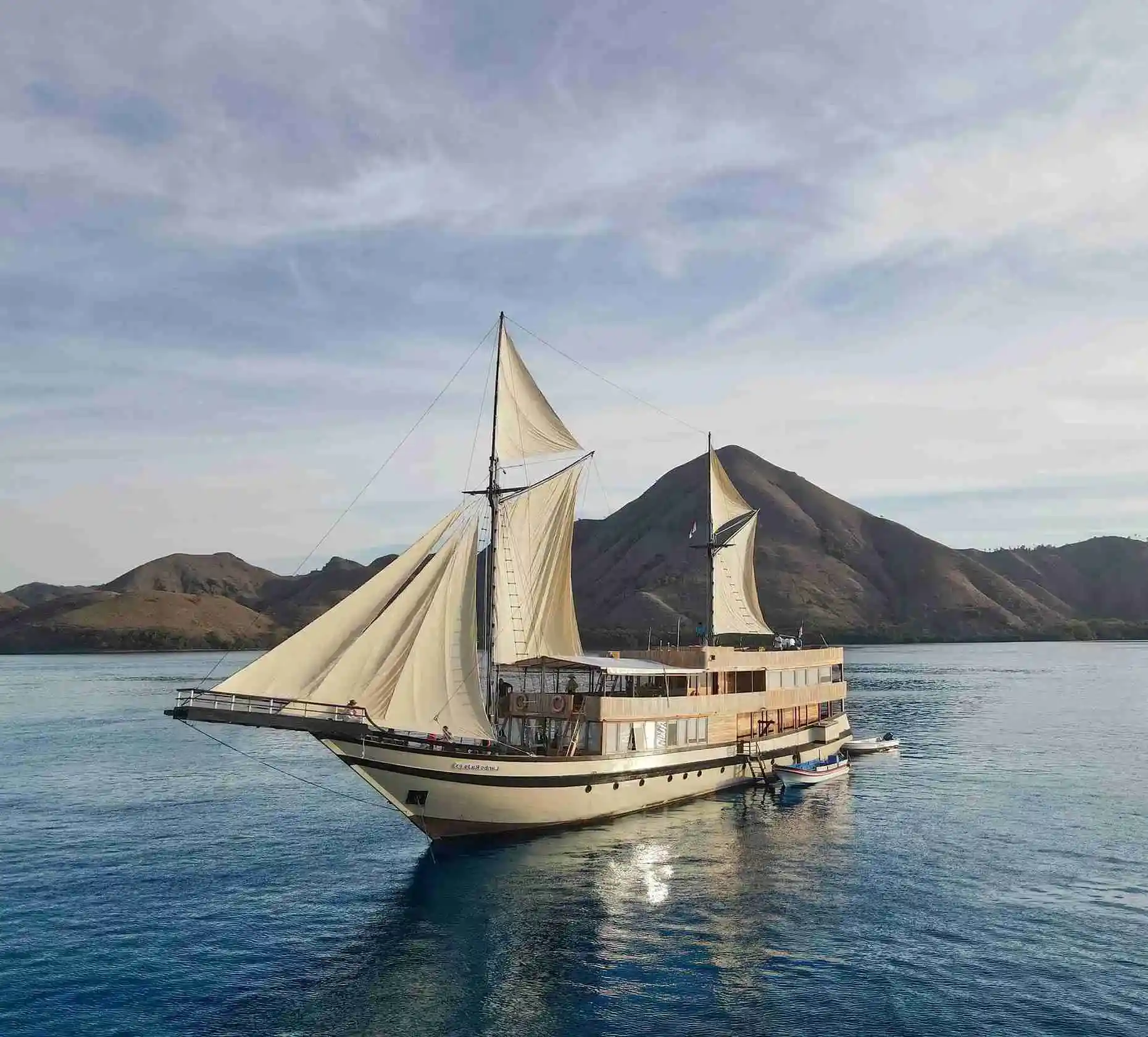 Lamborajo III Cruise Yacht: VIP Komodo Charter for Larger Groups