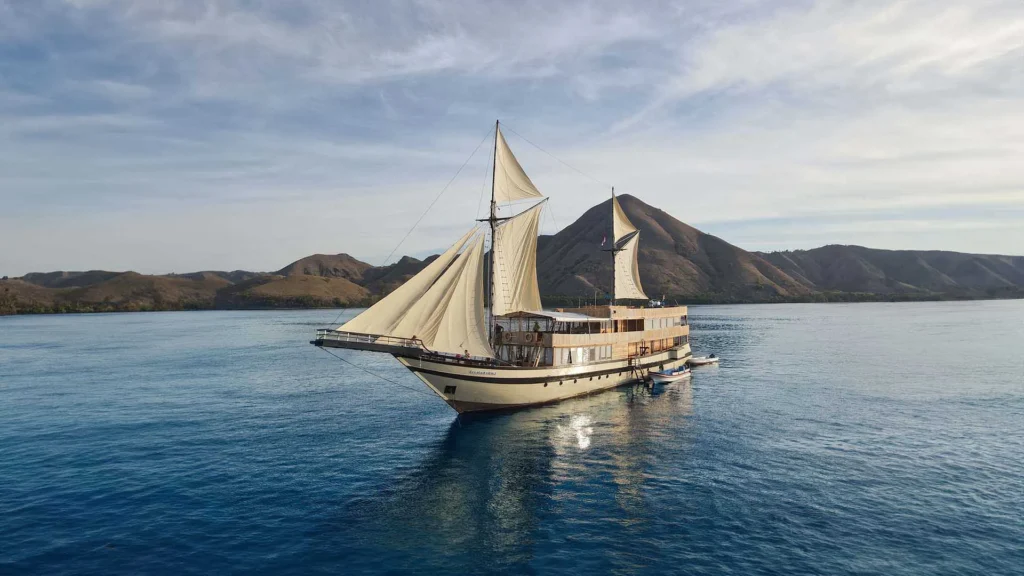 Lamborajo 3 Yacht Cruise Phinisi Charter | Boat Komodo Trip