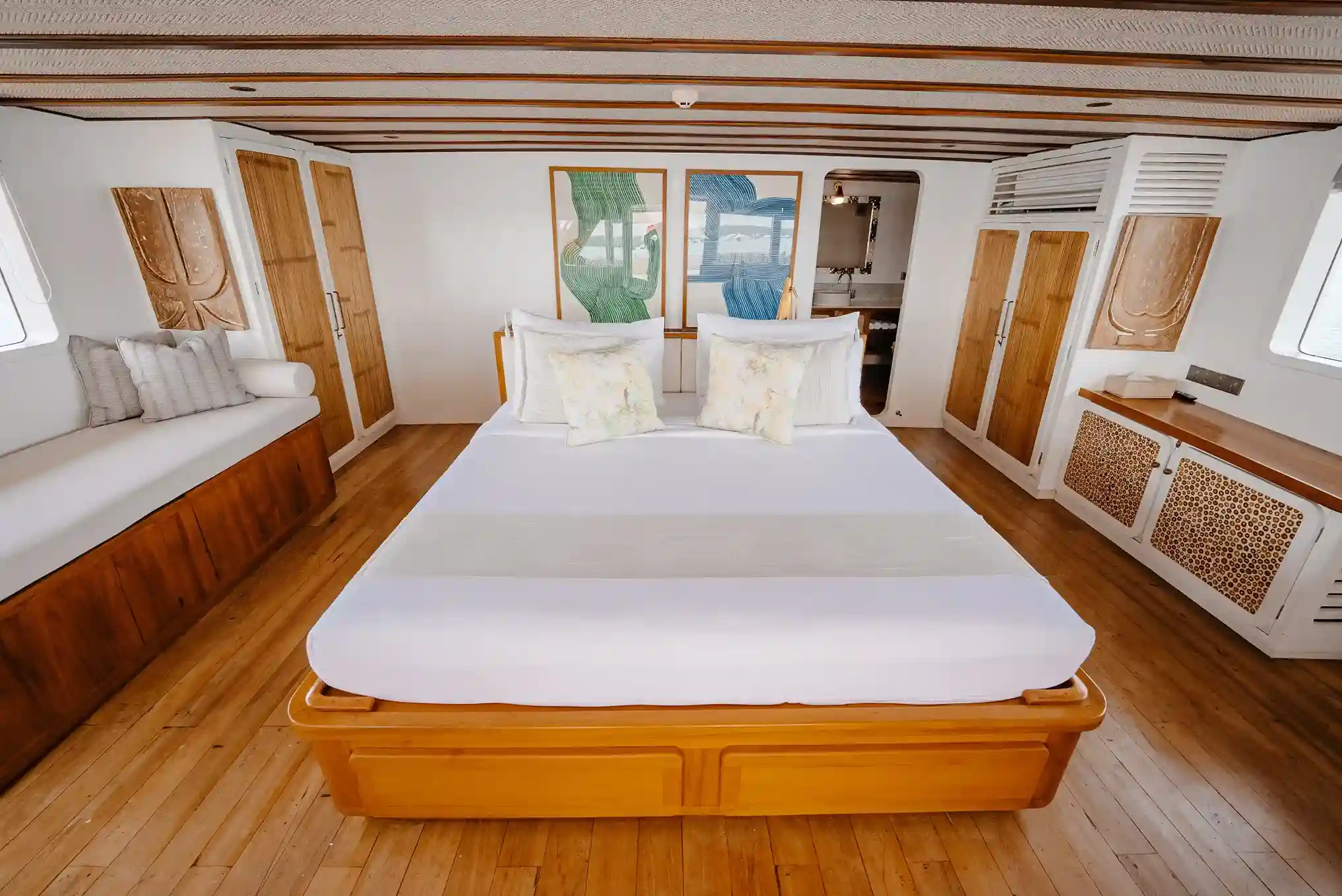 Master Cabin | Rascal Voyages Yacht Phinisi | Boat Komodo Trip