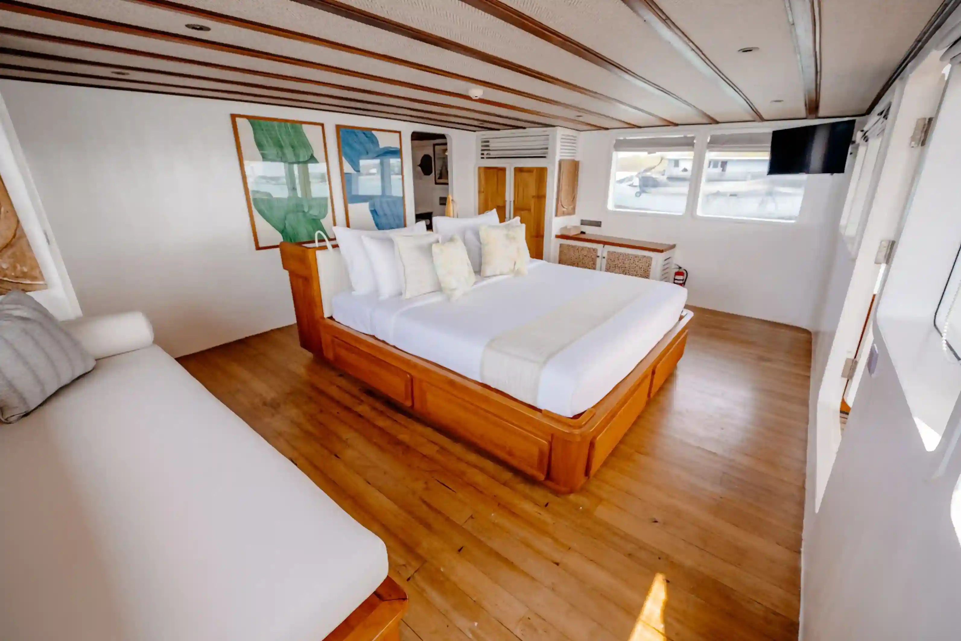 Master Cabin | Rascal Voyages Yacht Phinisi | Boat Komodo Trip