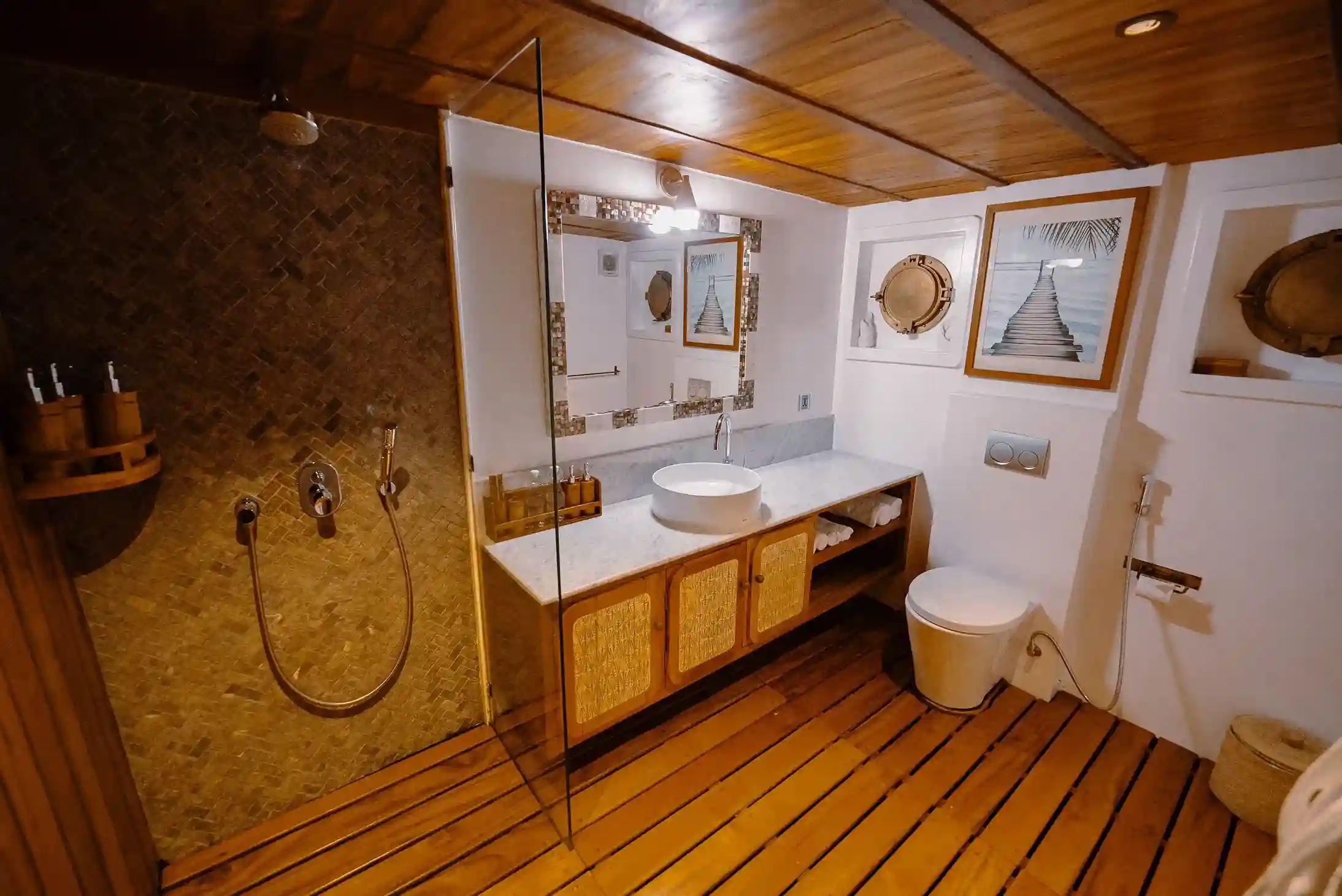 Master Cabin Bathroom | Rascal Voyages Yacht Phinisi | Boat Komodo Trip