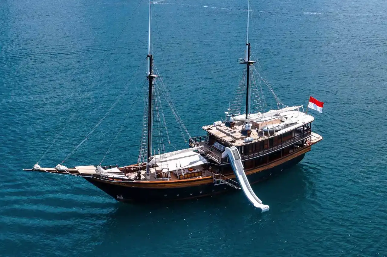 Dunia Baru Cruise Voyage Phinisi | Raja Ampat | Boat Komodo Trip