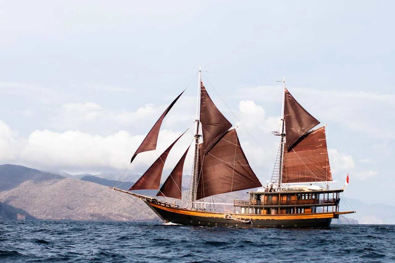 Dunia Baru Cruise Voyage Phinisi | Raja Ampat | Boat Komodo Trip