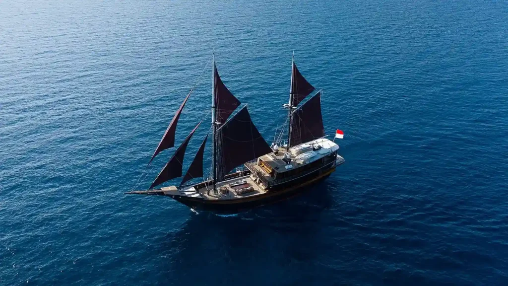 Dunia Baru Cruise Voyage Phinisi | Raja Ampat | Boat Komodo Trip