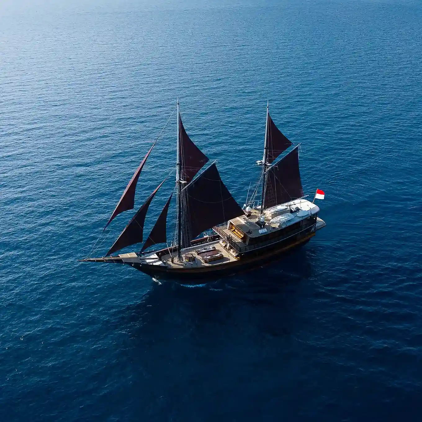 Dunia Baru Liveaboard Phinisi Charter