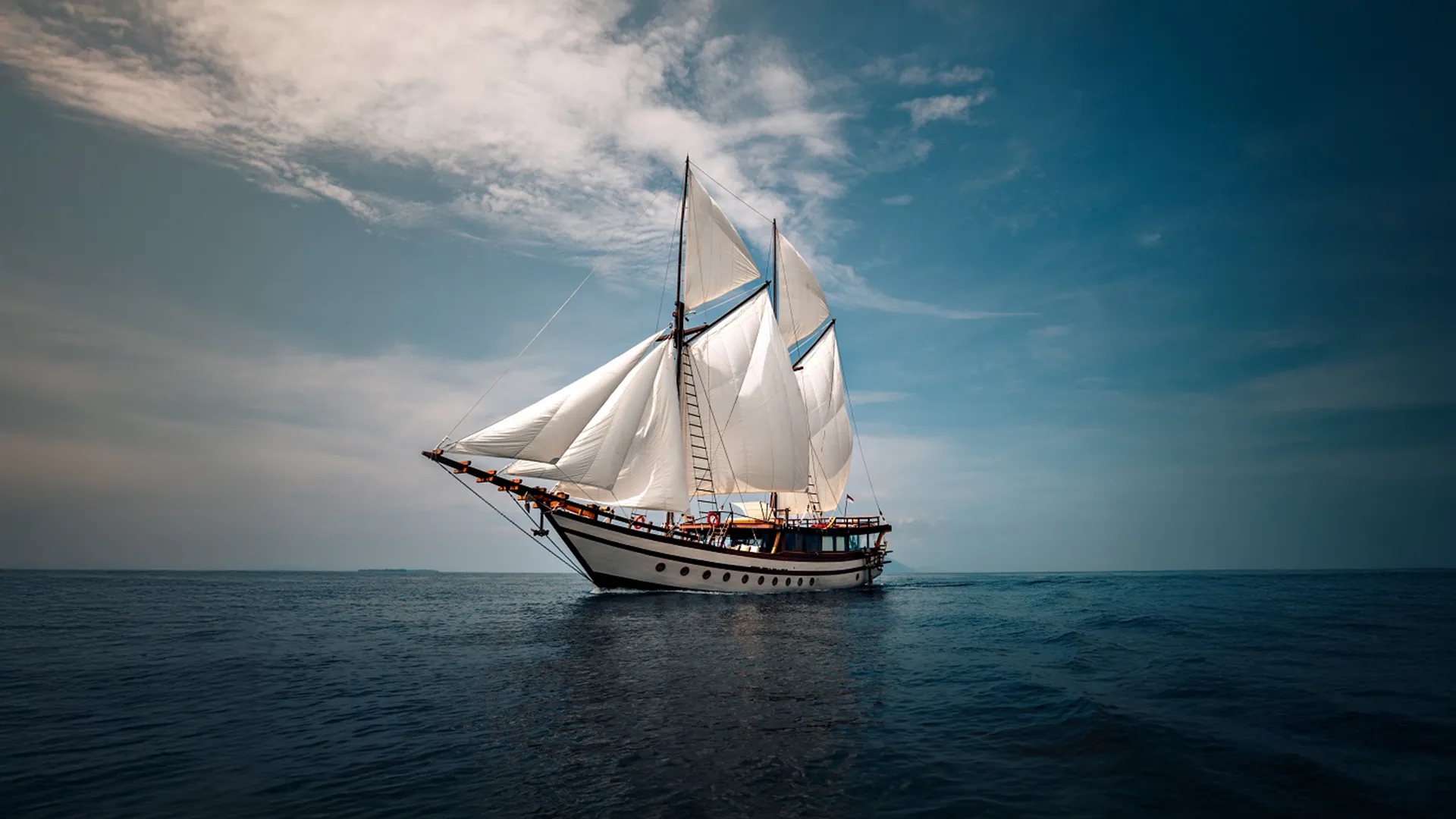 Senja Liveabord | Boat Komodo Trip