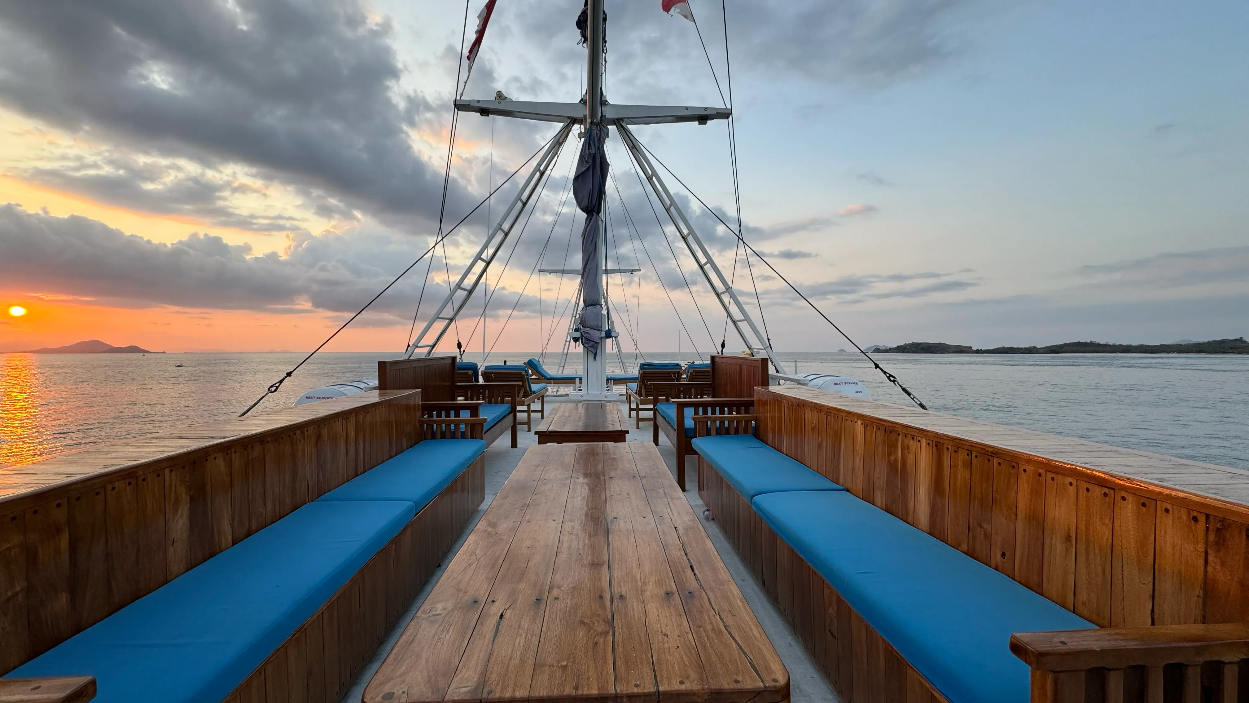 Sundeck Radea Voyage Phinisi | Komodo National Park | Boat Komodo Trip