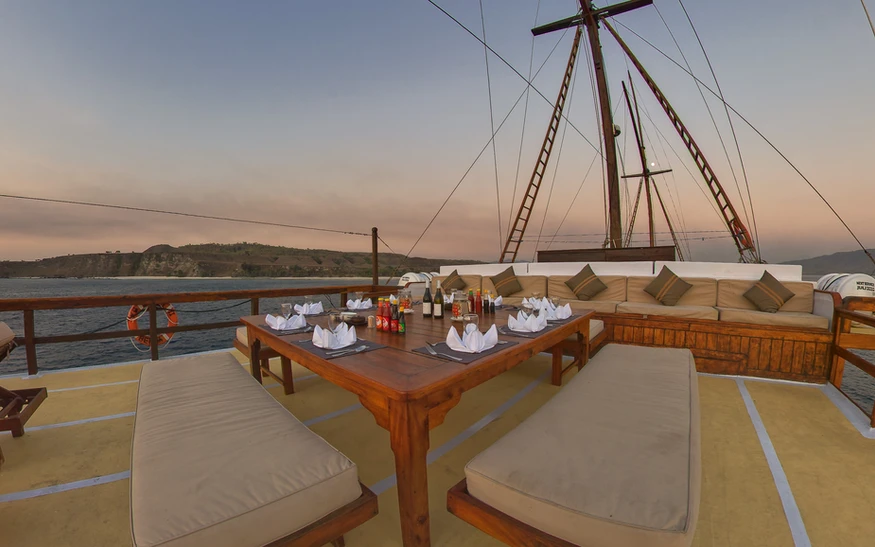 Damai 2 Liveaboard by BoatKomodoTrip