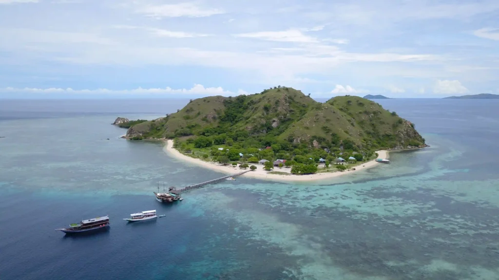 Kanawa Island on Komodo Island | Komodo Island Tour | Boat Komodo Trip