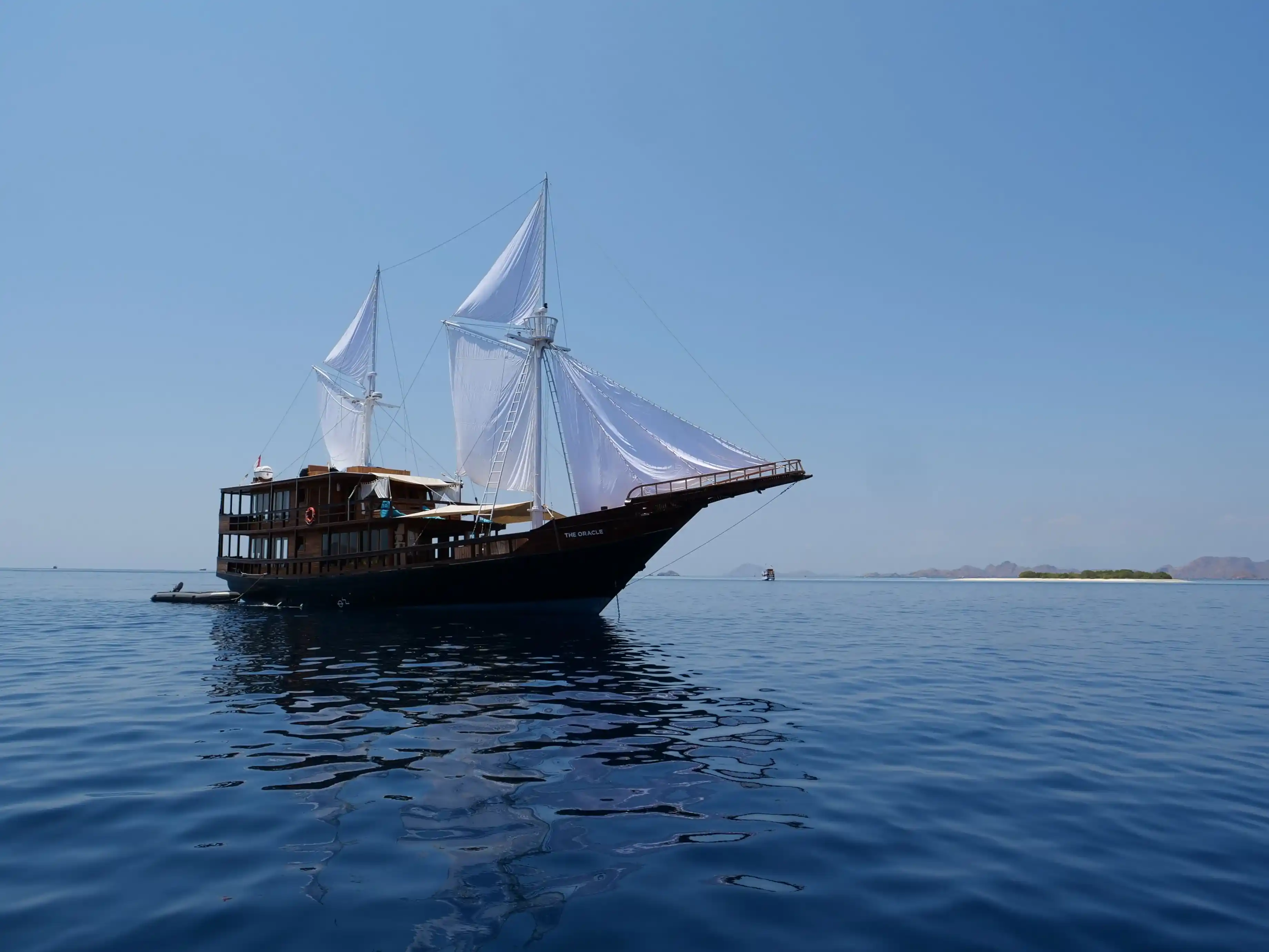The Oracle Liveaboard | Raja Ampat| Boat Komodo Trip